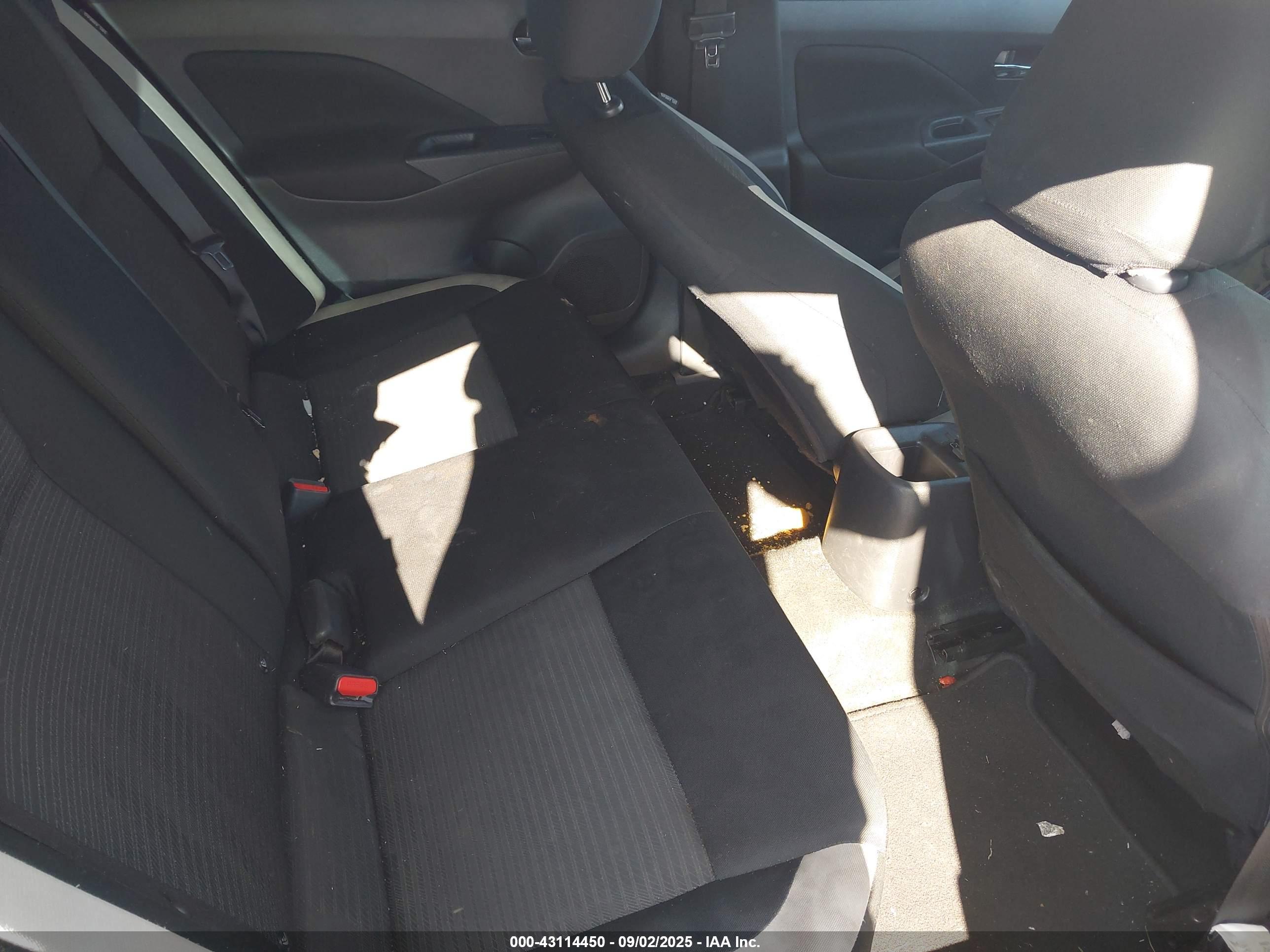 NISSAN VERSA image 8