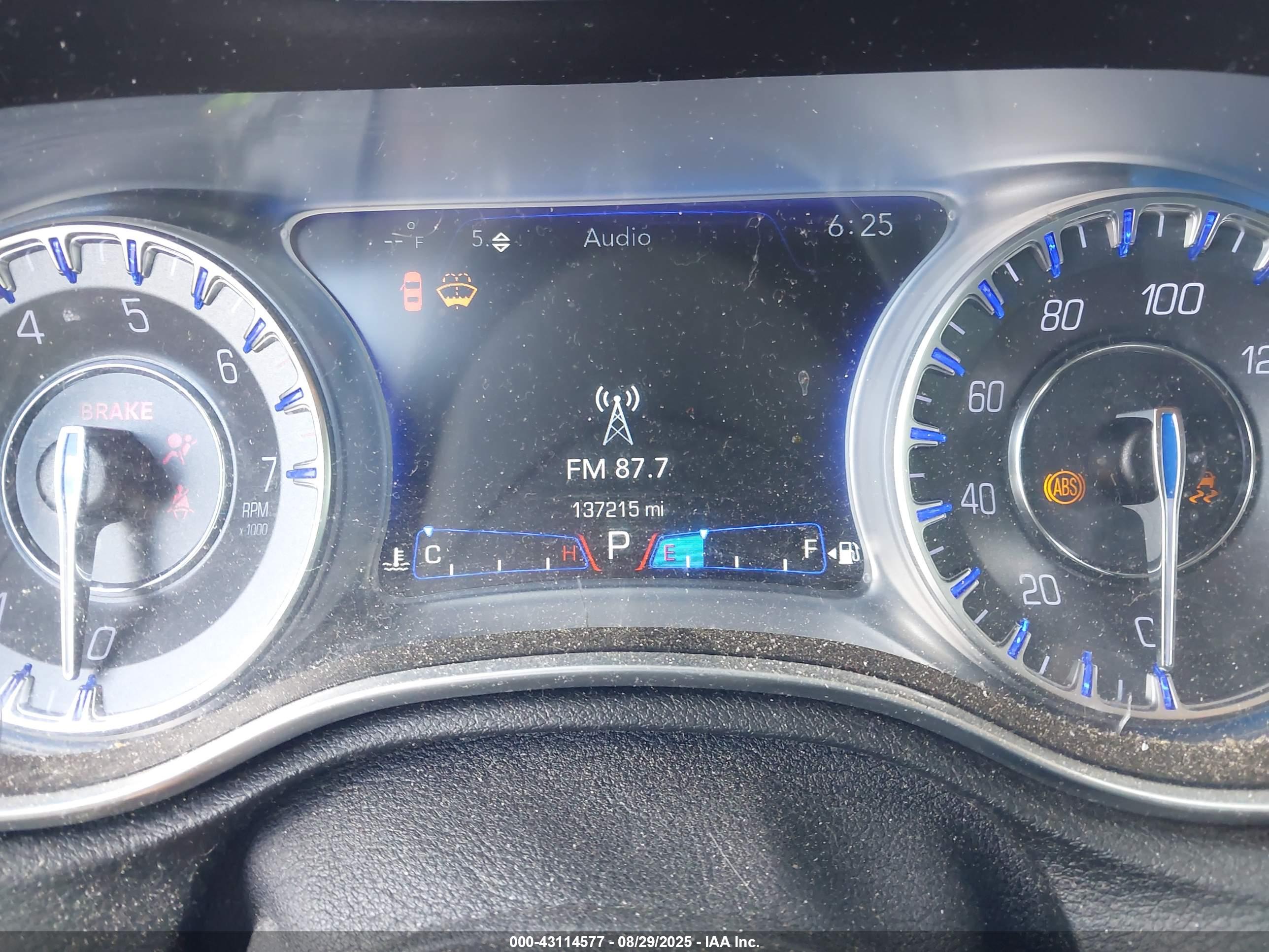 CHRYSLER 300 image 7