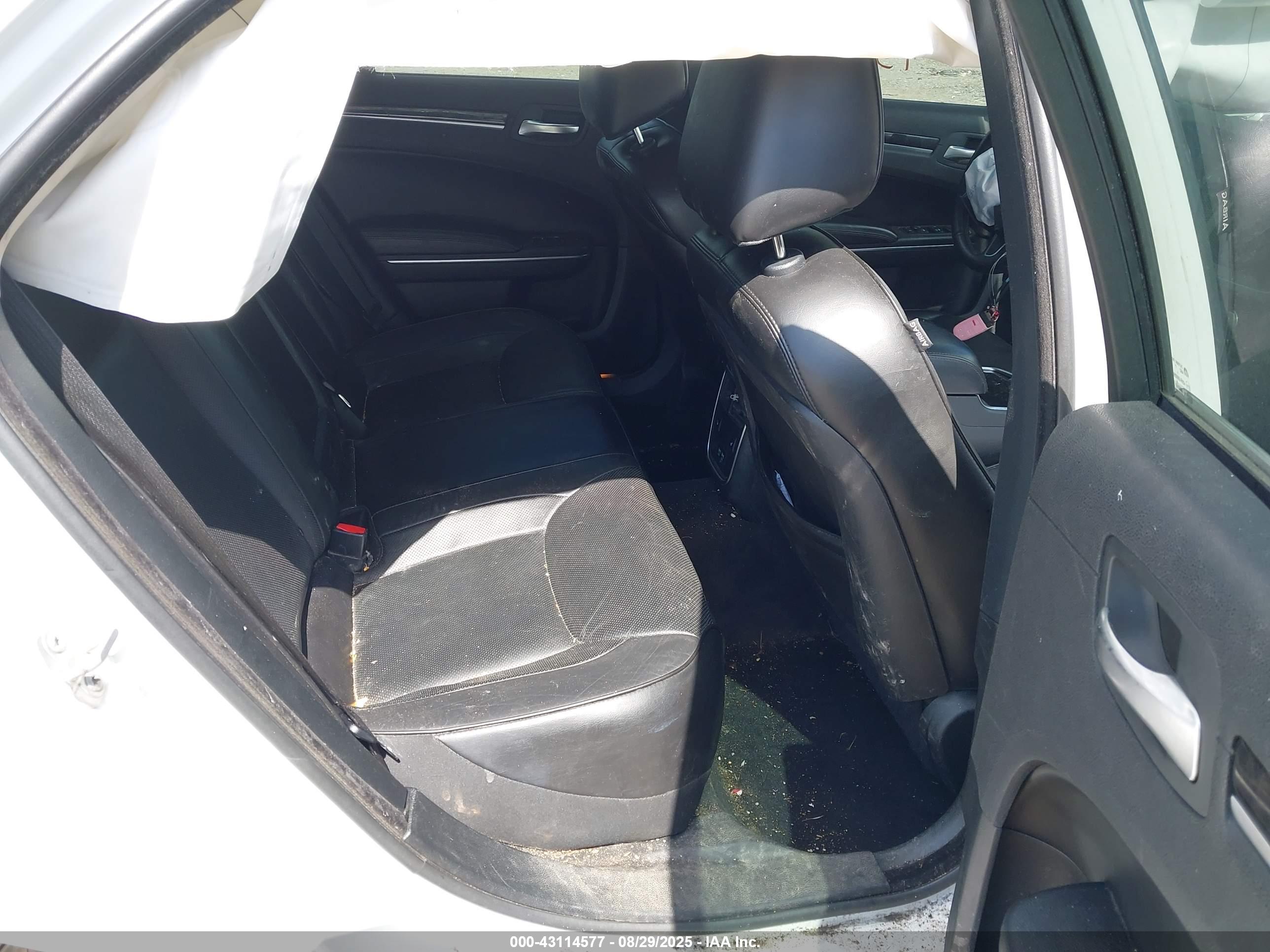 CHRYSLER 300 image 8