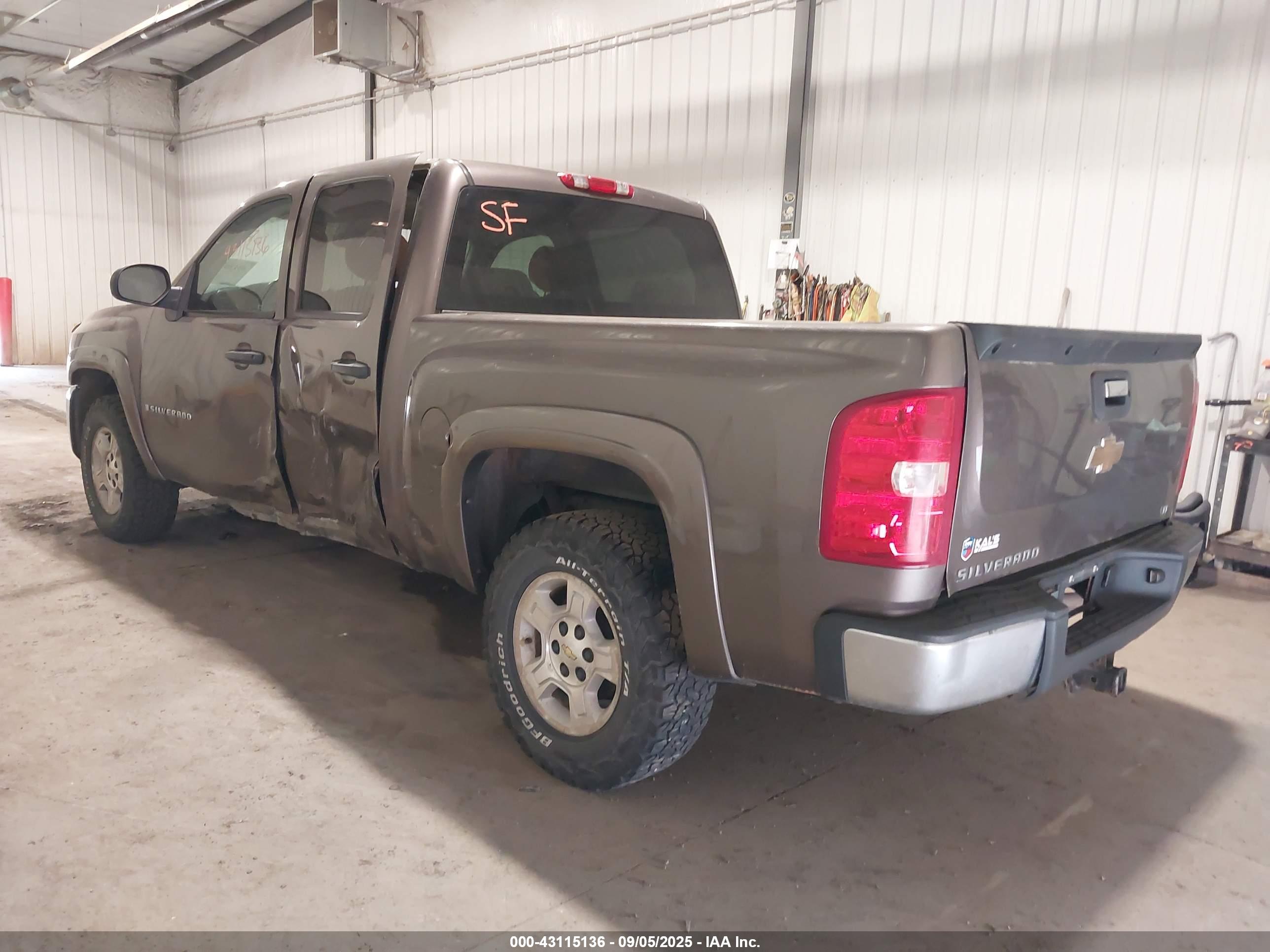 CHEVROLET SILVERADO image 3