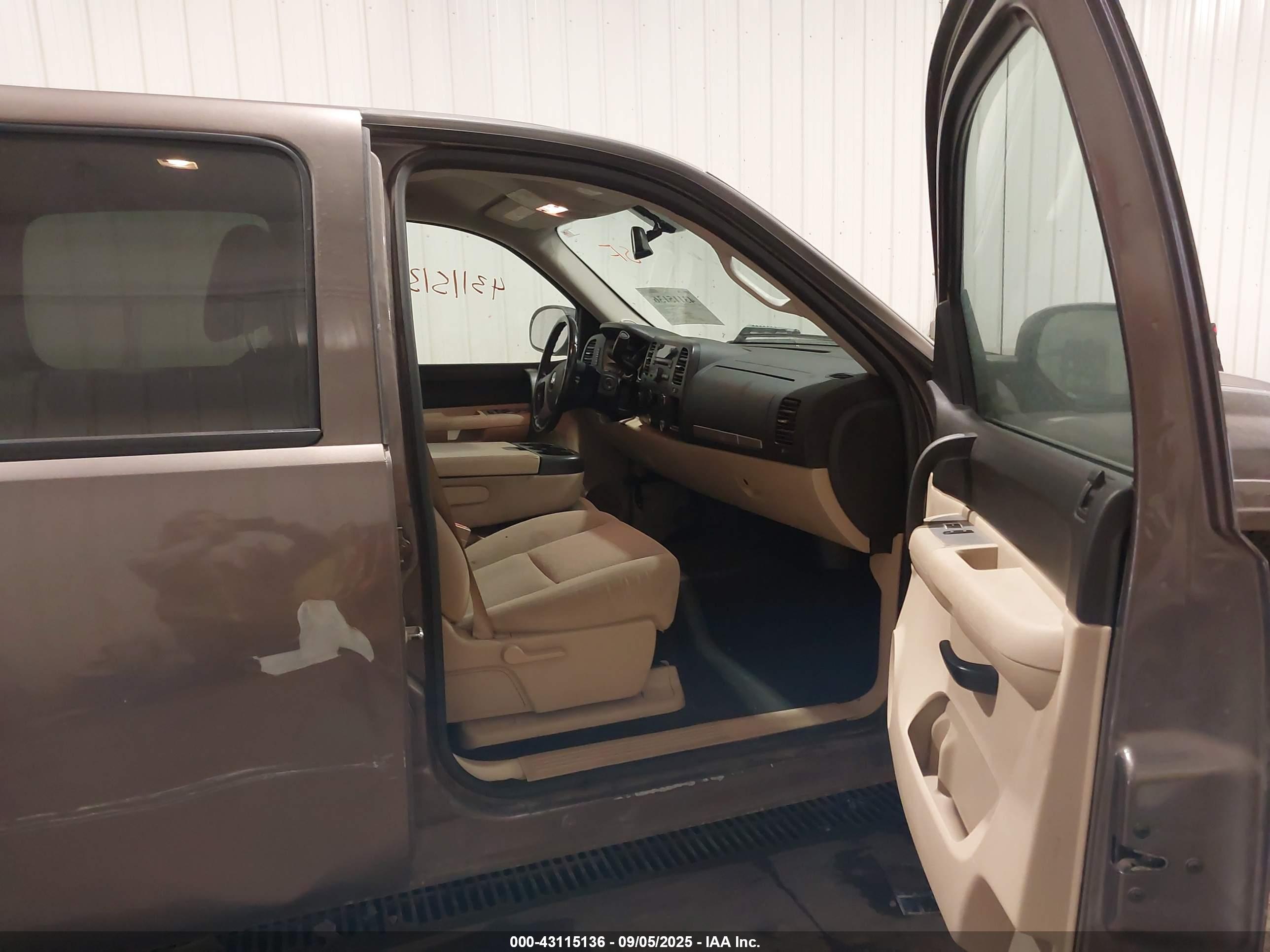 CHEVROLET SILVERADO image 5