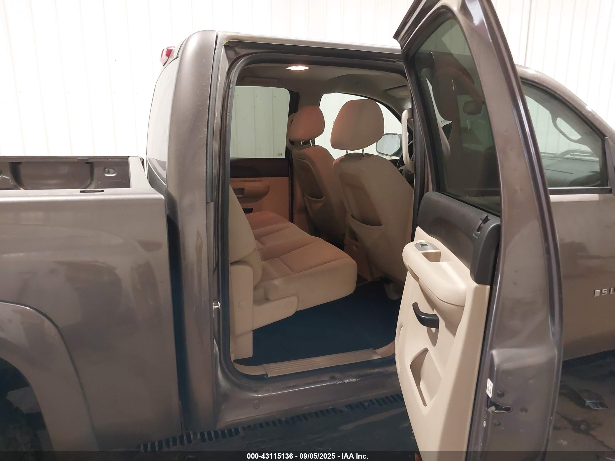 CHEVROLET SILVERADO image 8