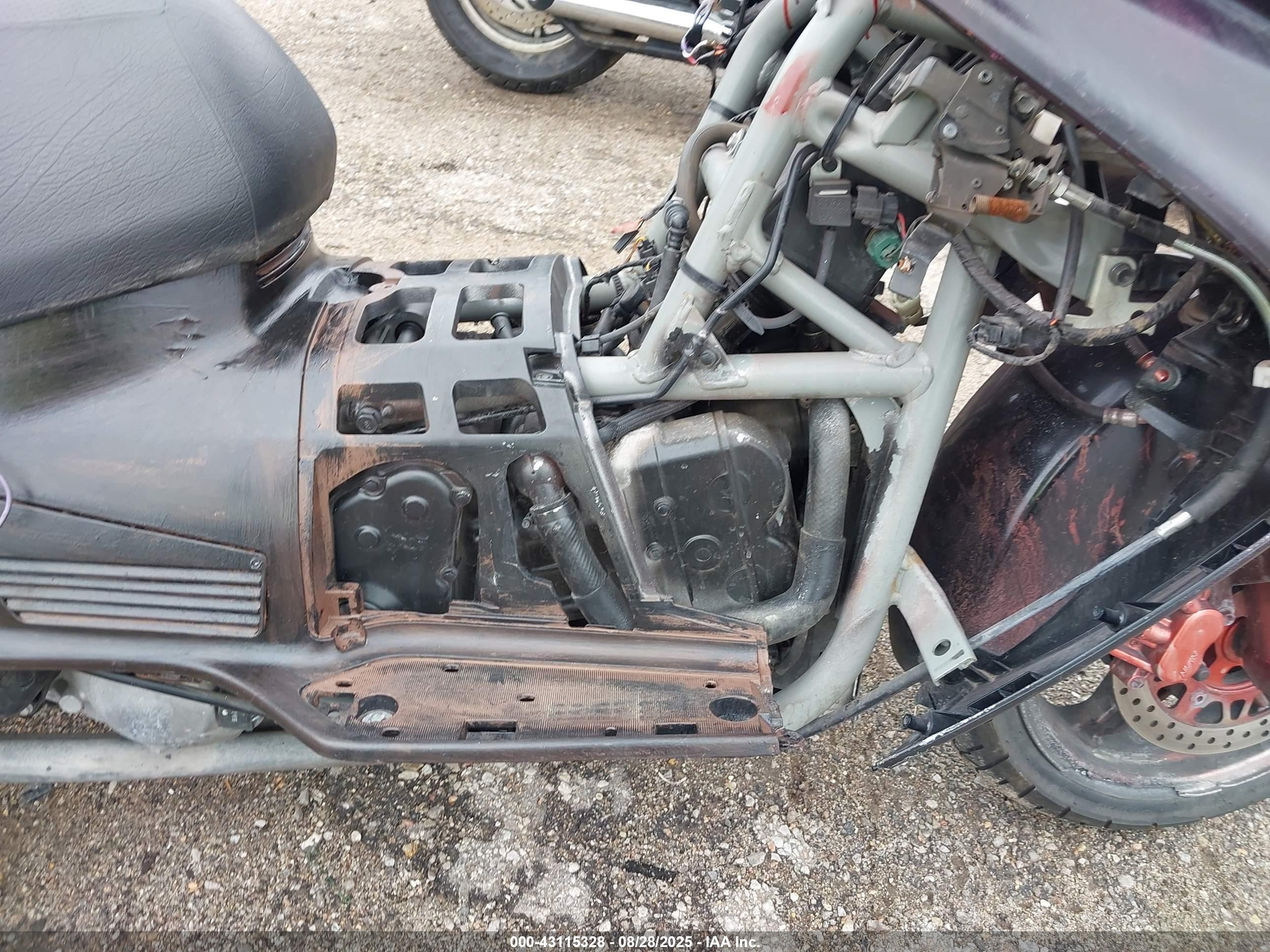 SUZUKI AN650 image 8