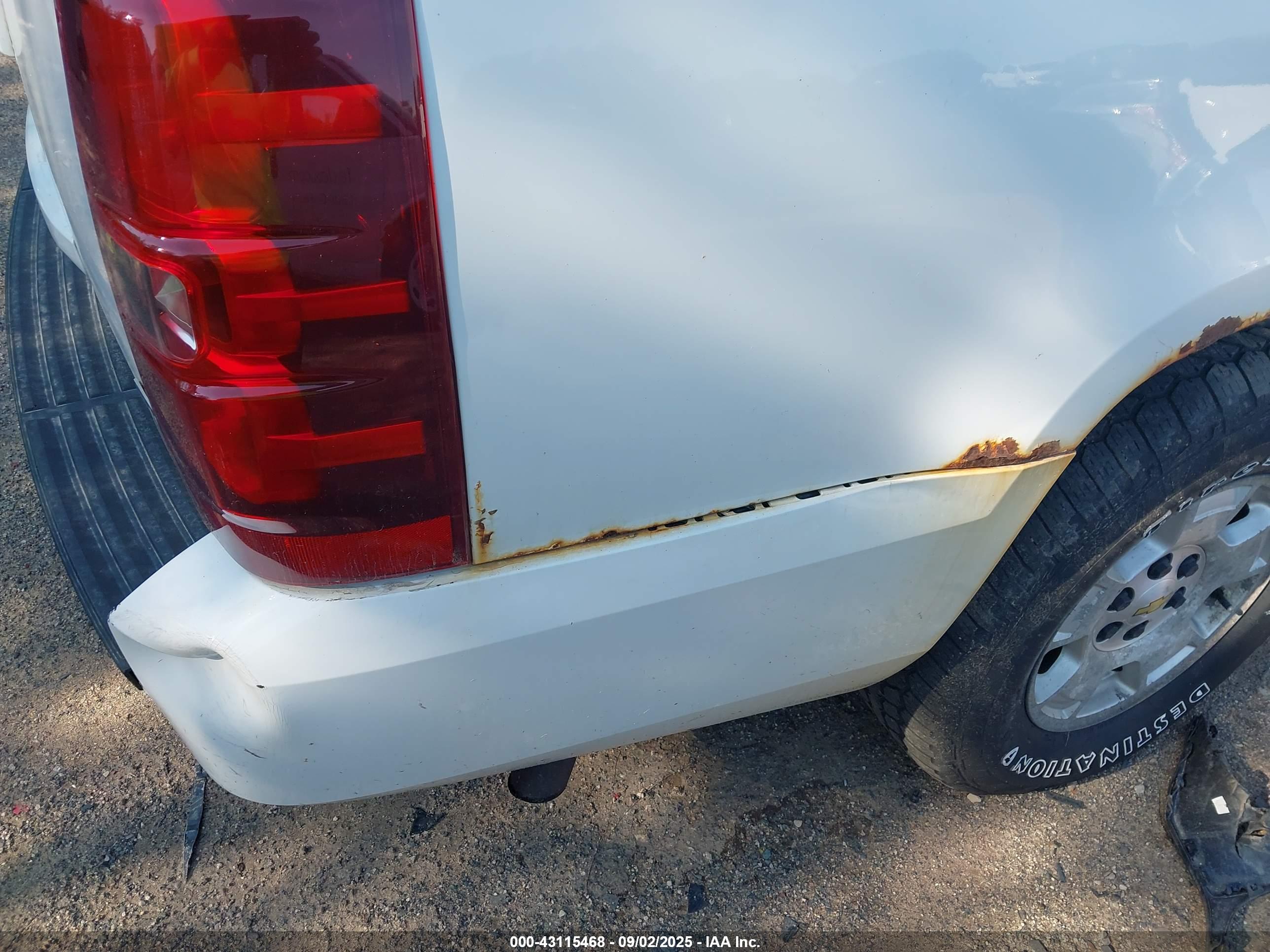 CHEVROLET SUBURBAN image 6