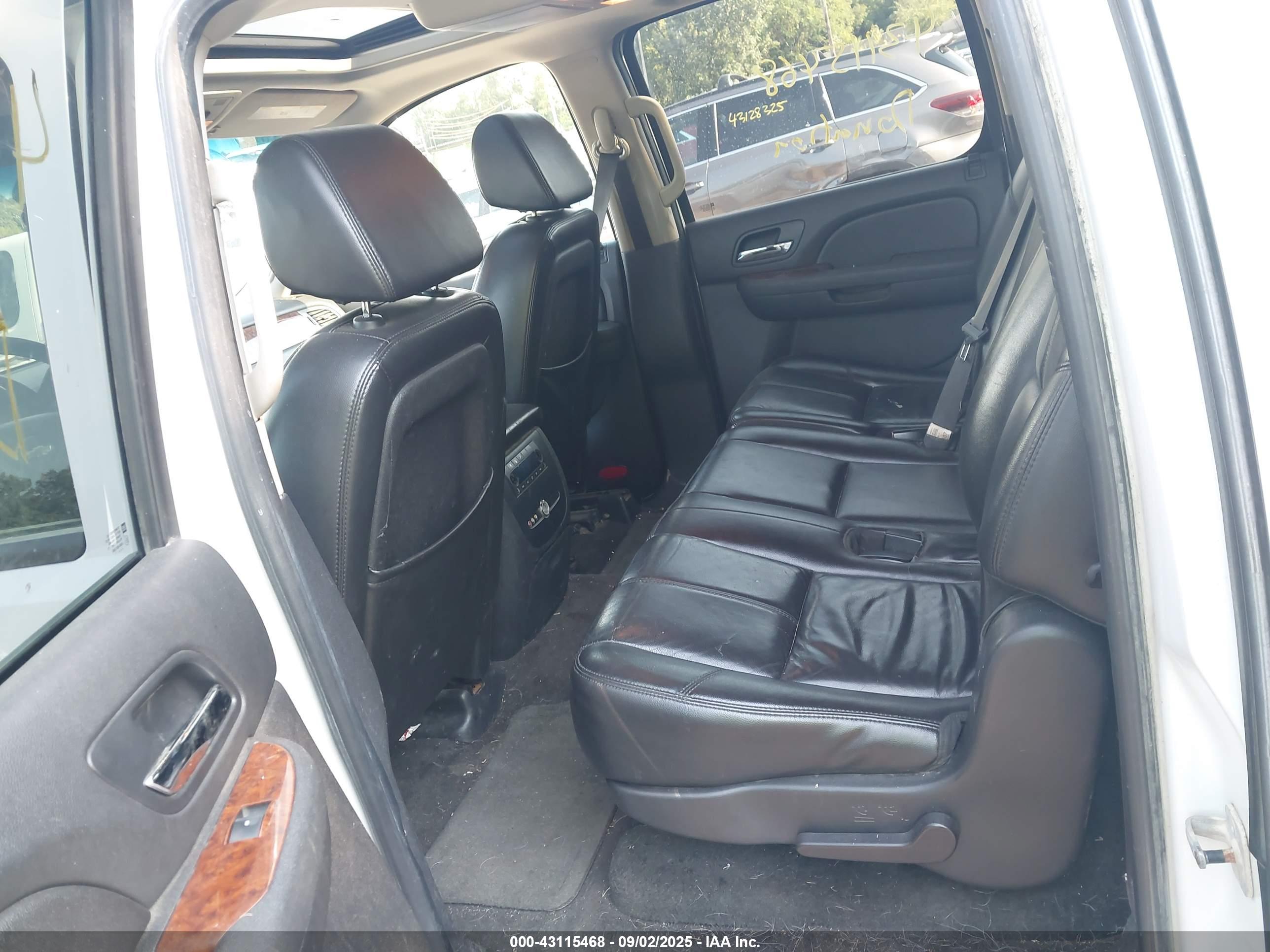 CHEVROLET SUBURBAN image 8