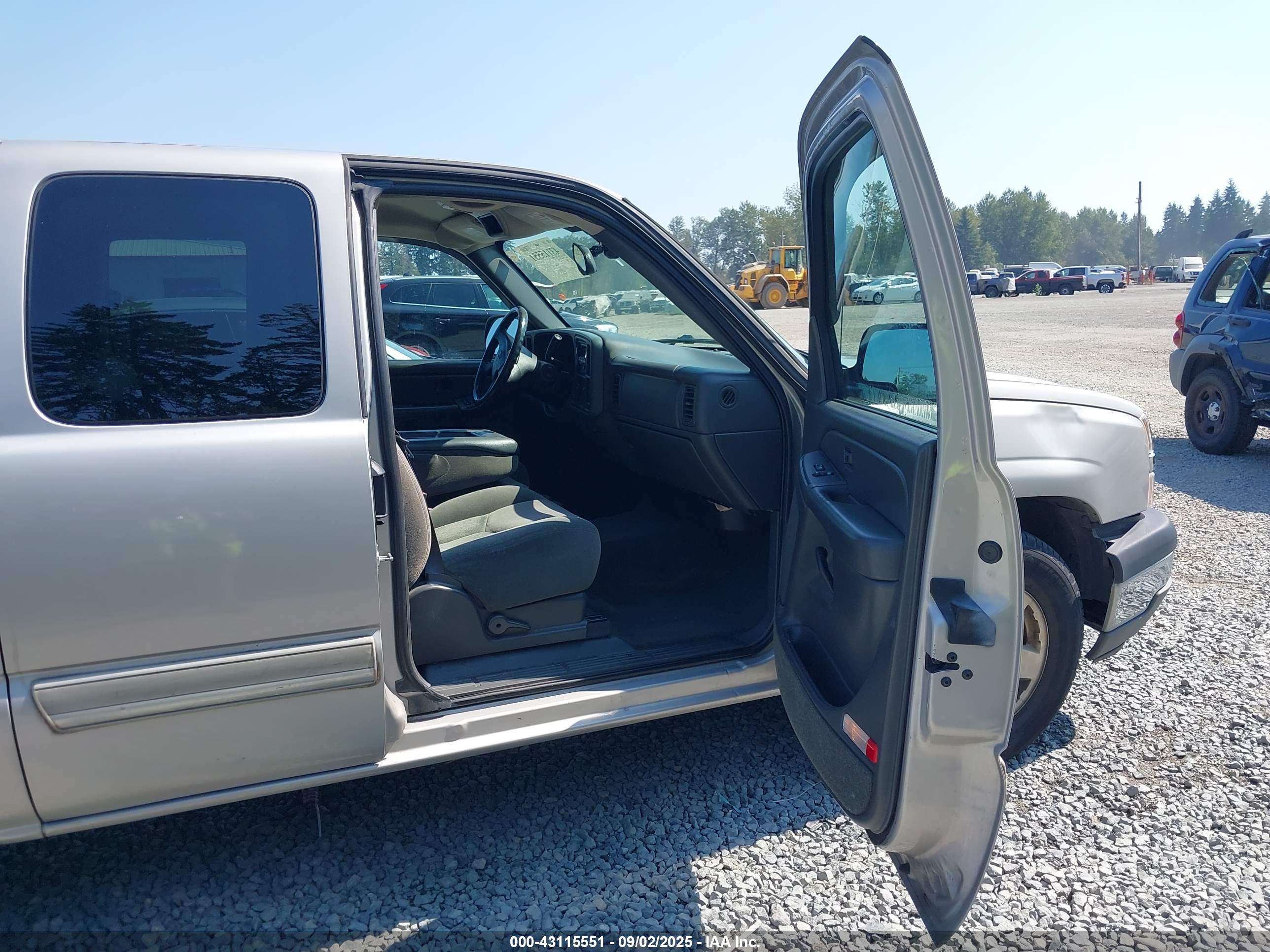 CHEVROLET SILVERADO image 5