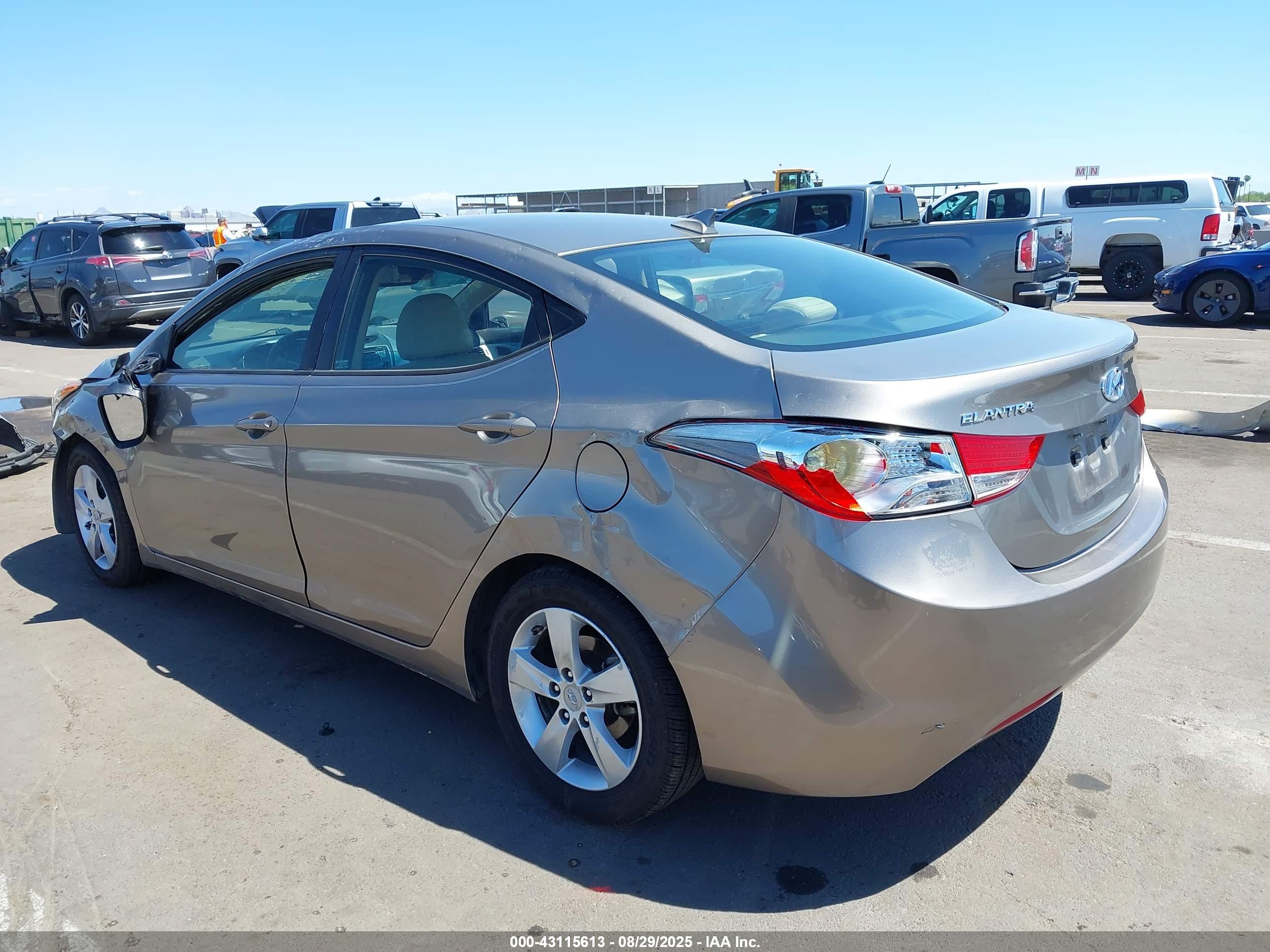 HYUNDAI ELANTRA image 3