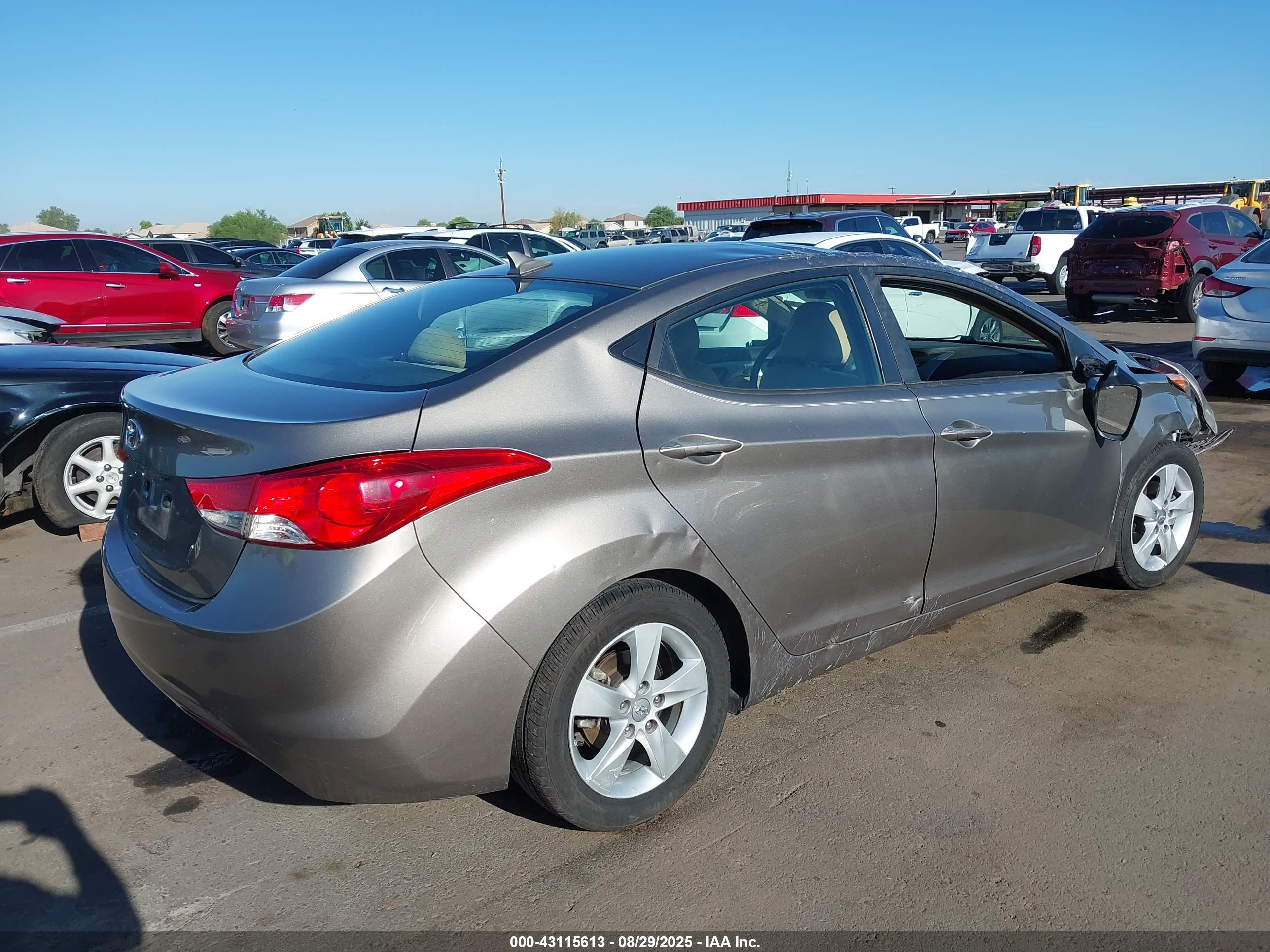 HYUNDAI ELANTRA image 4