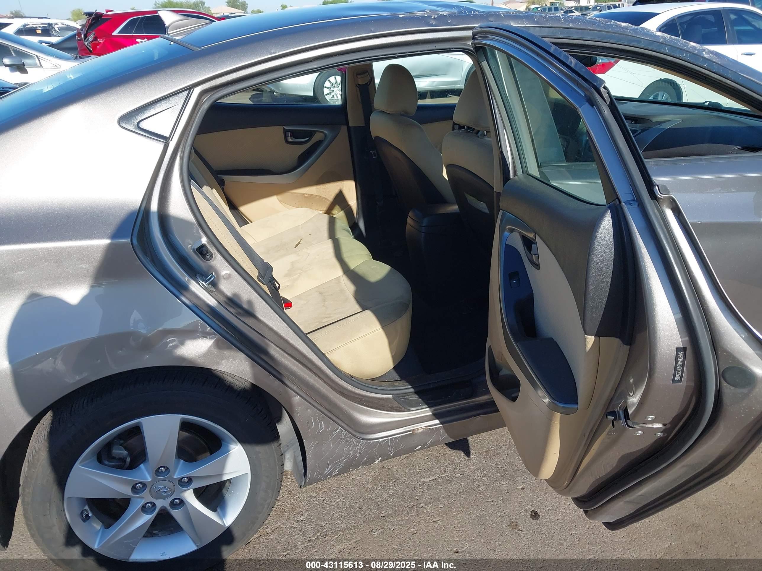 HYUNDAI ELANTRA image 8