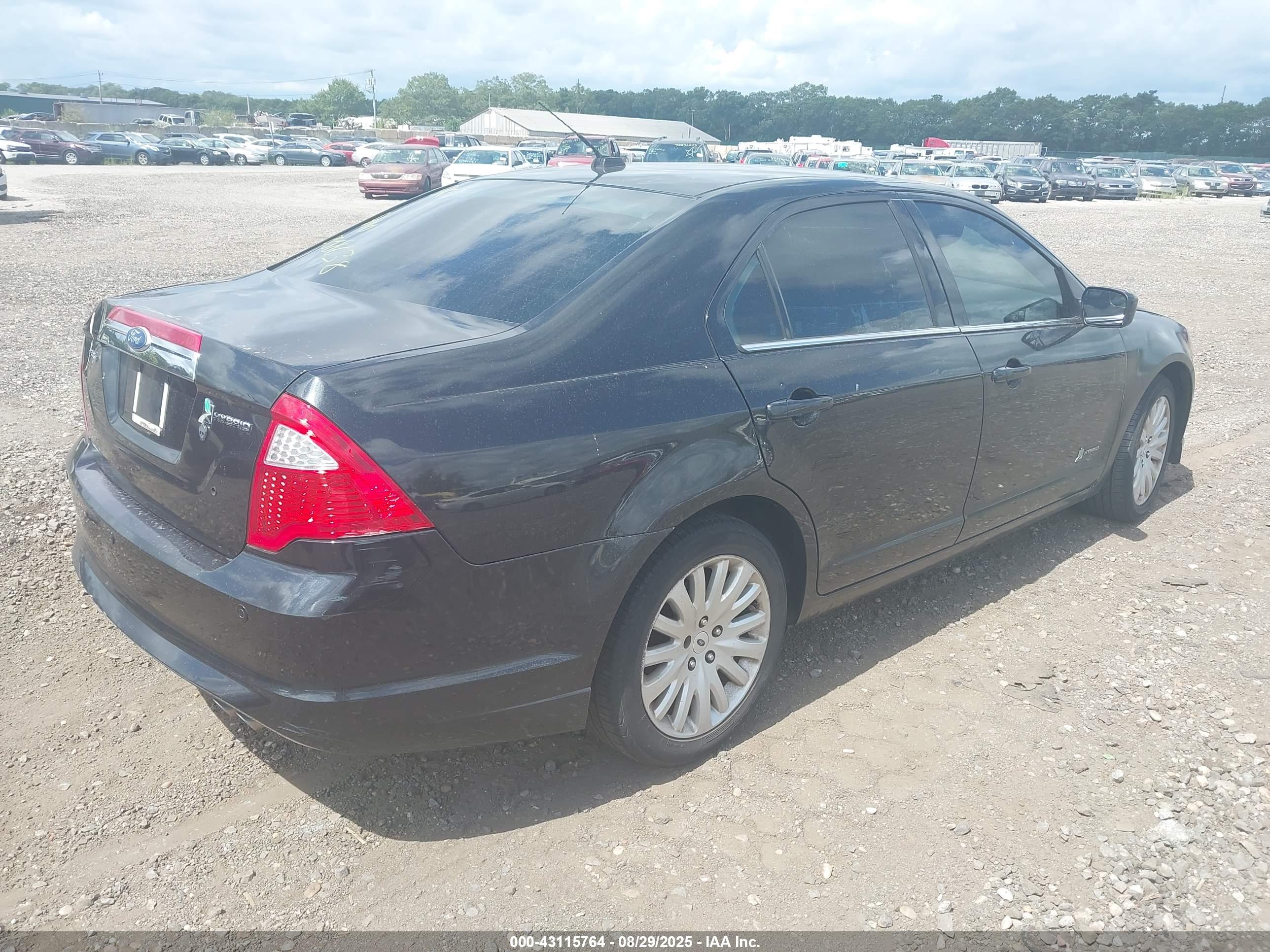 FORD FUSION image 4