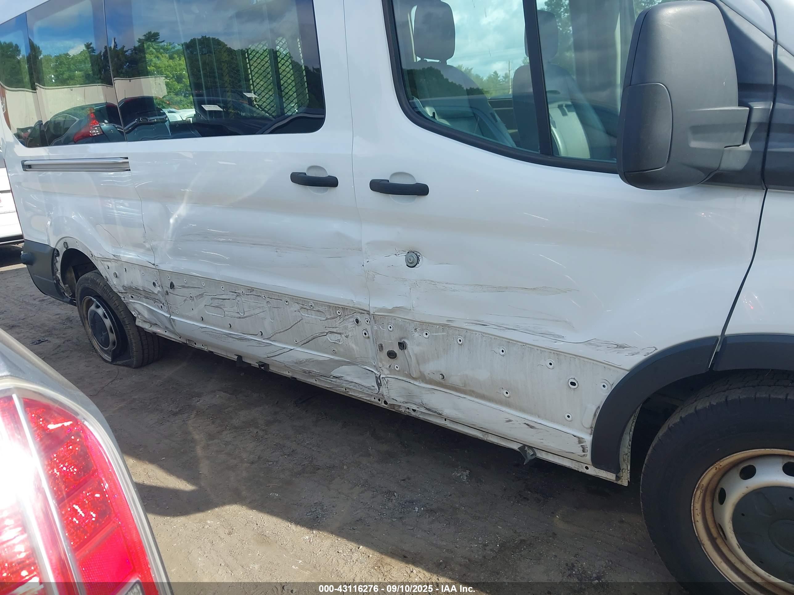 FORD TRANSIT-150 image 6