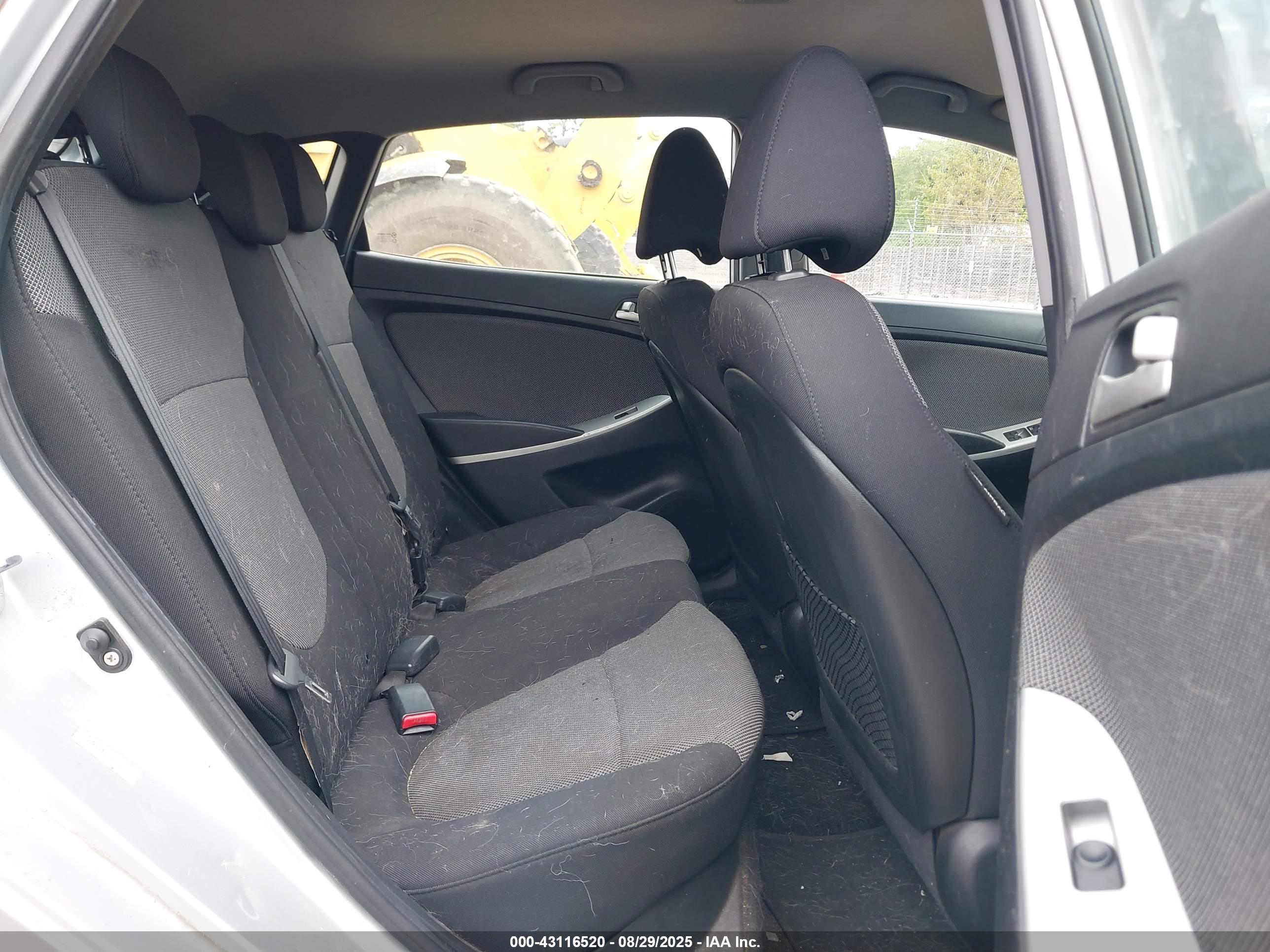 HYUNDAI ACCENT image 8
