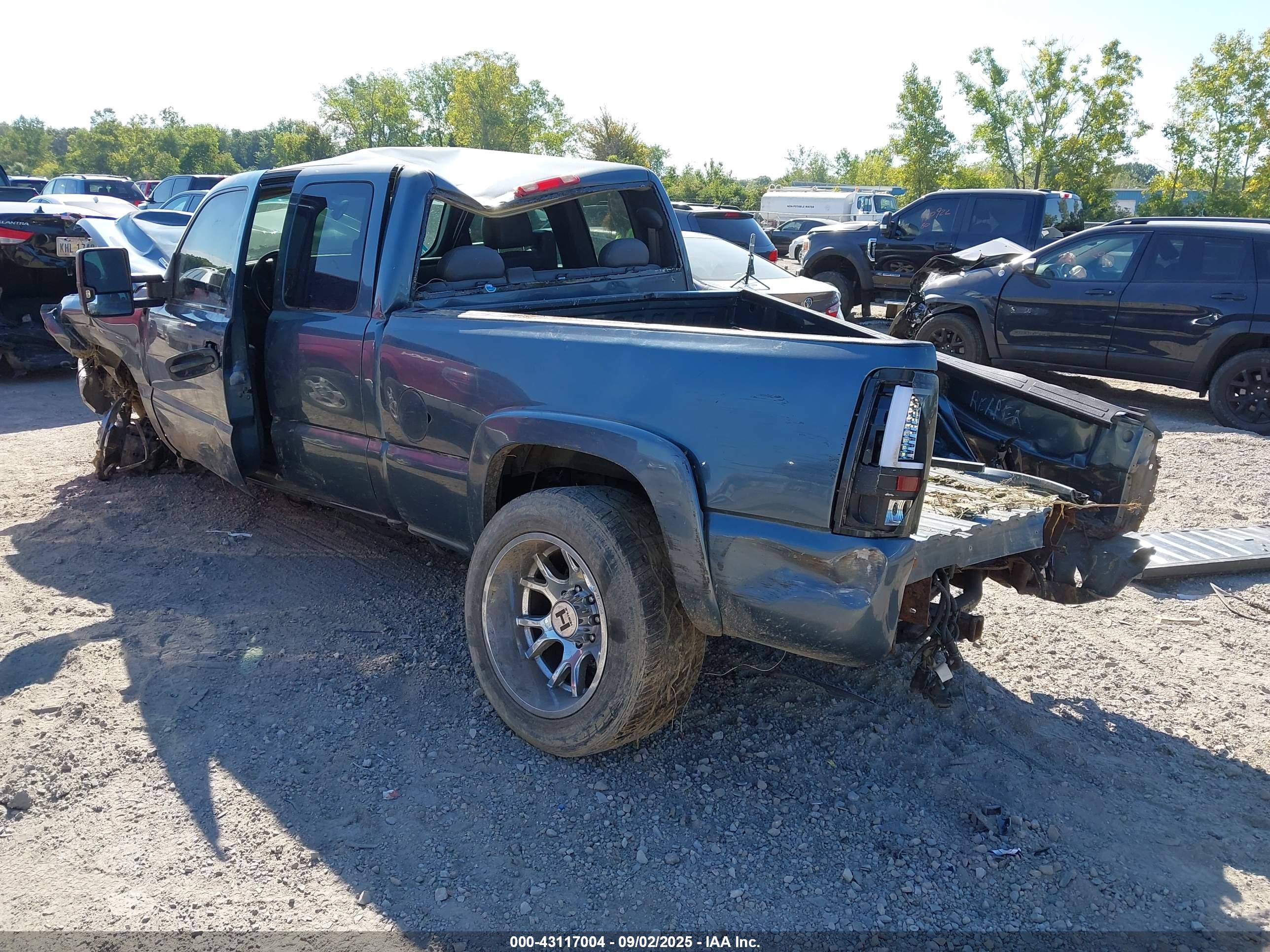 CHEVROLET SILVERADO image 3