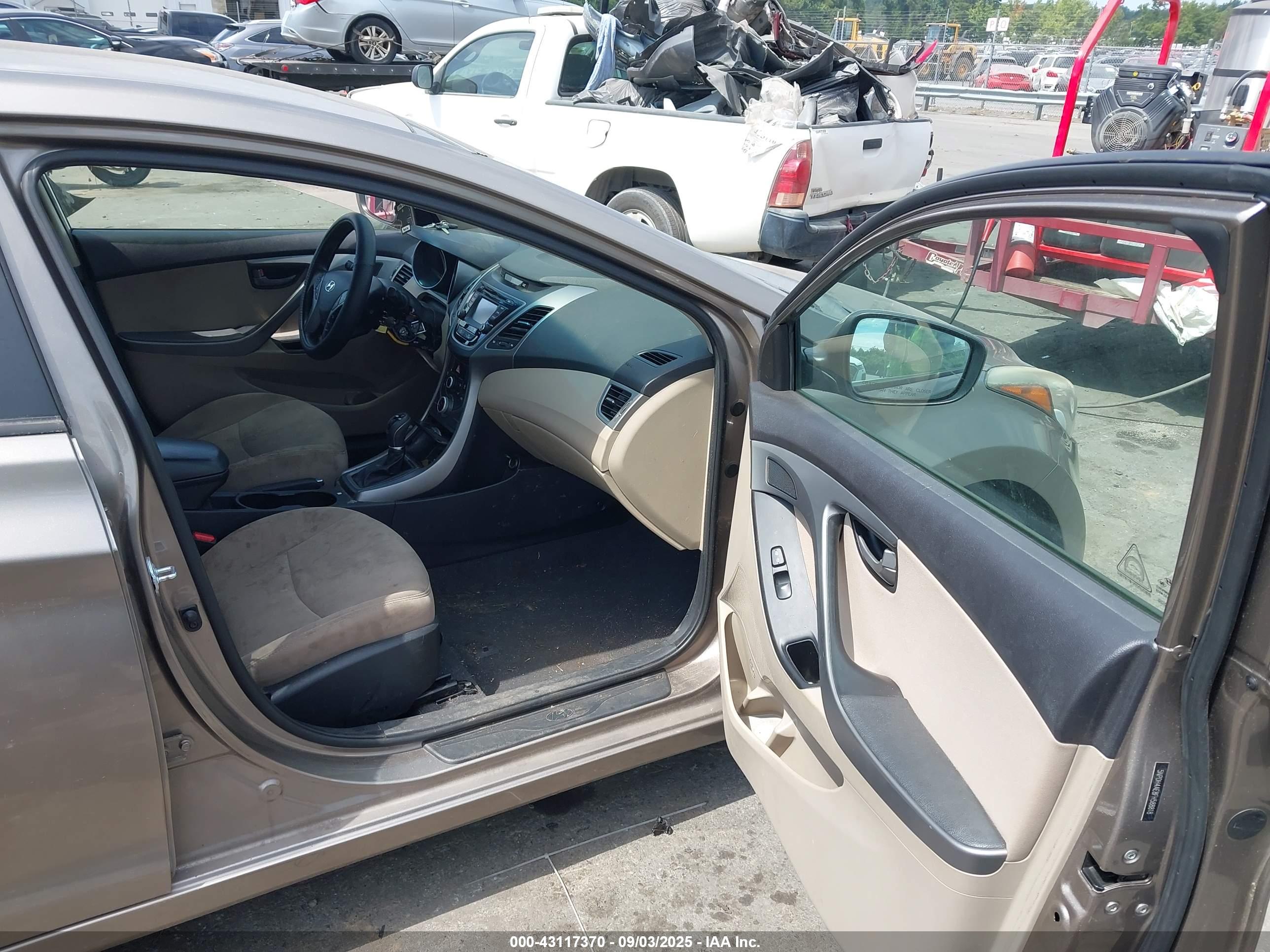 HYUNDAI ELANTRA image 5