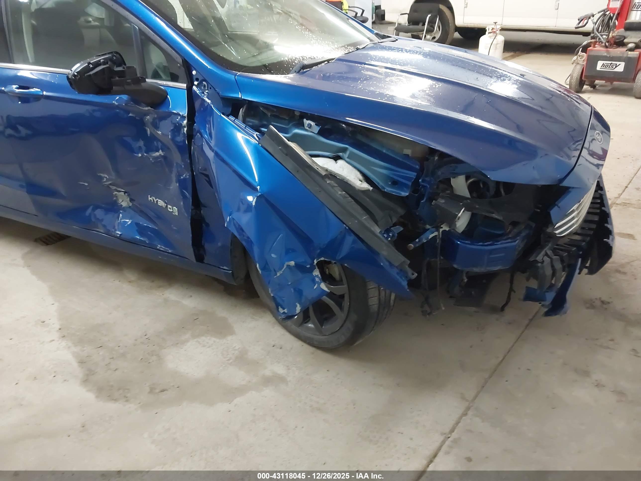 FORD FUSION image 6