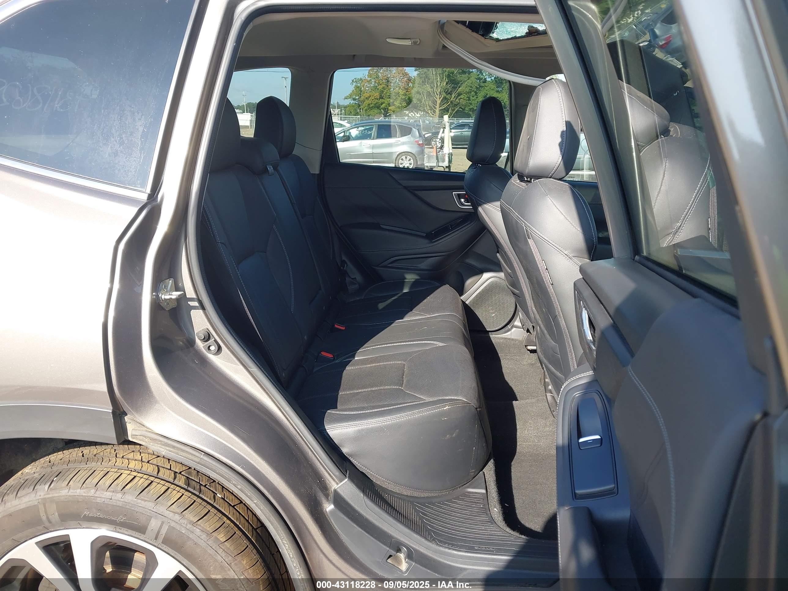 SUBARU FORESTER image 8