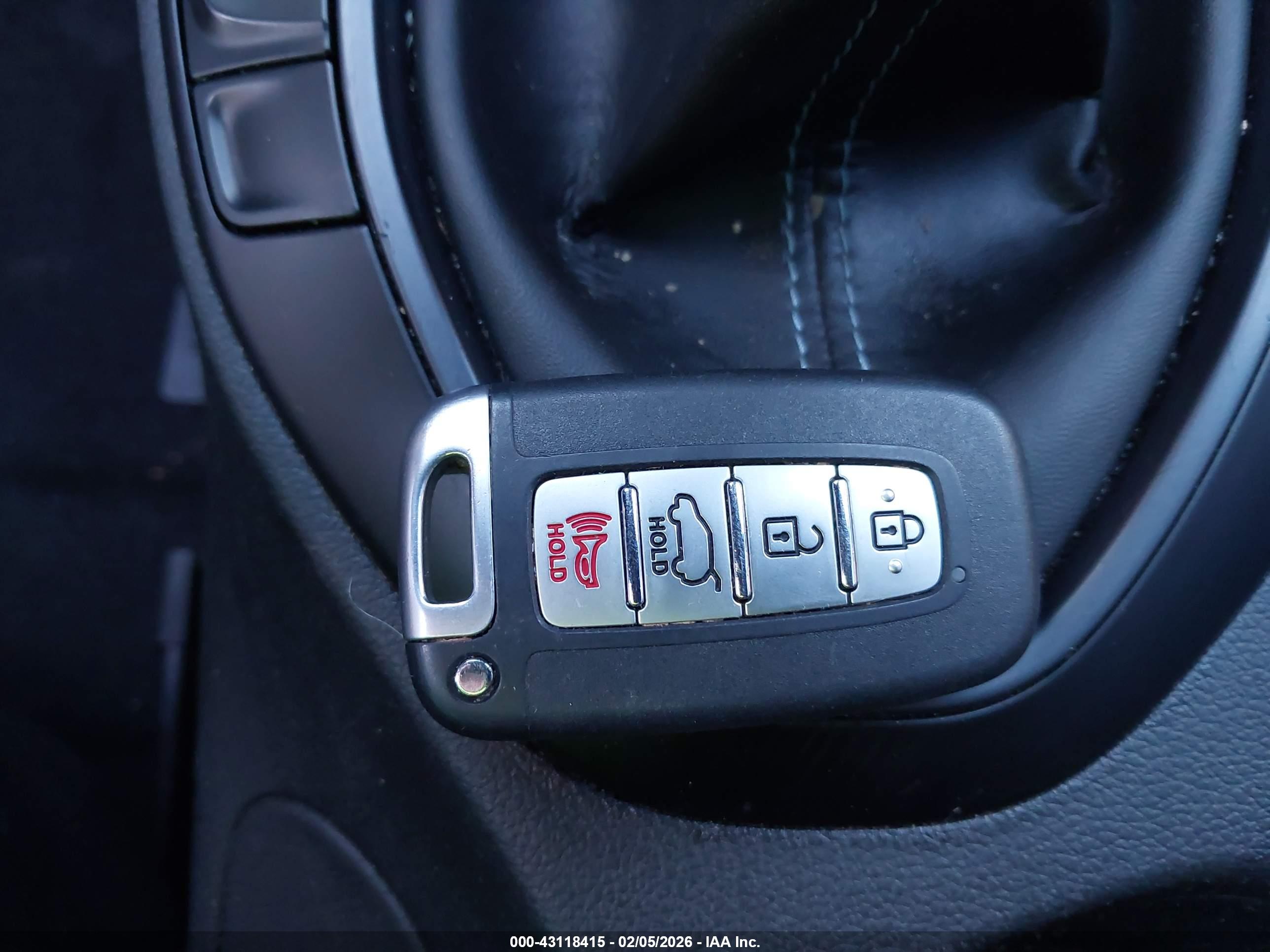 HYUNDAI VELOSTER image 11