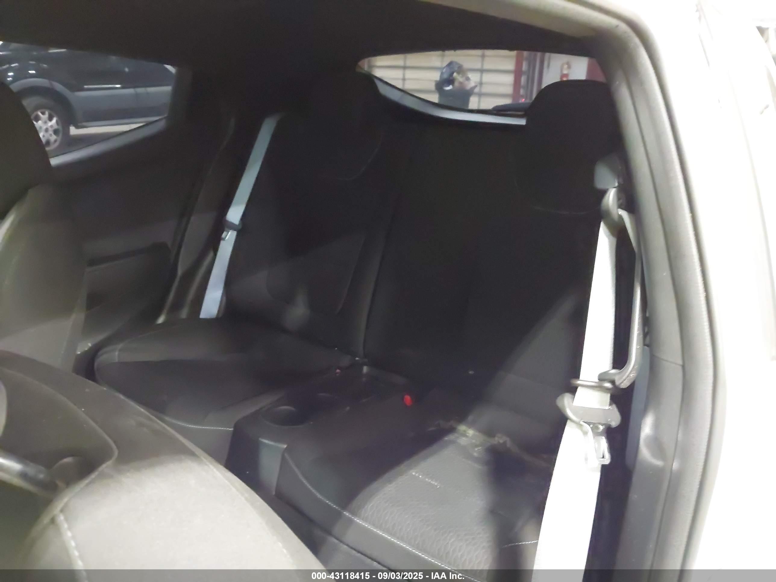 HYUNDAI VELOSTER image 8