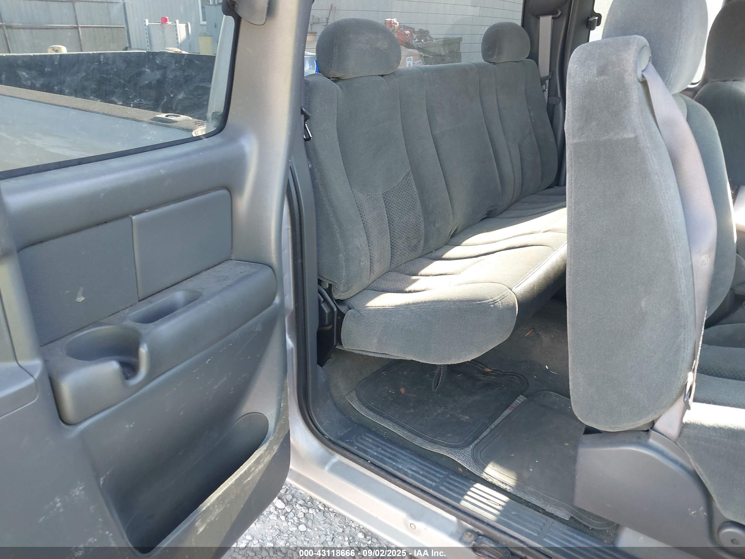 CHEVROLET SILVERADO image 8