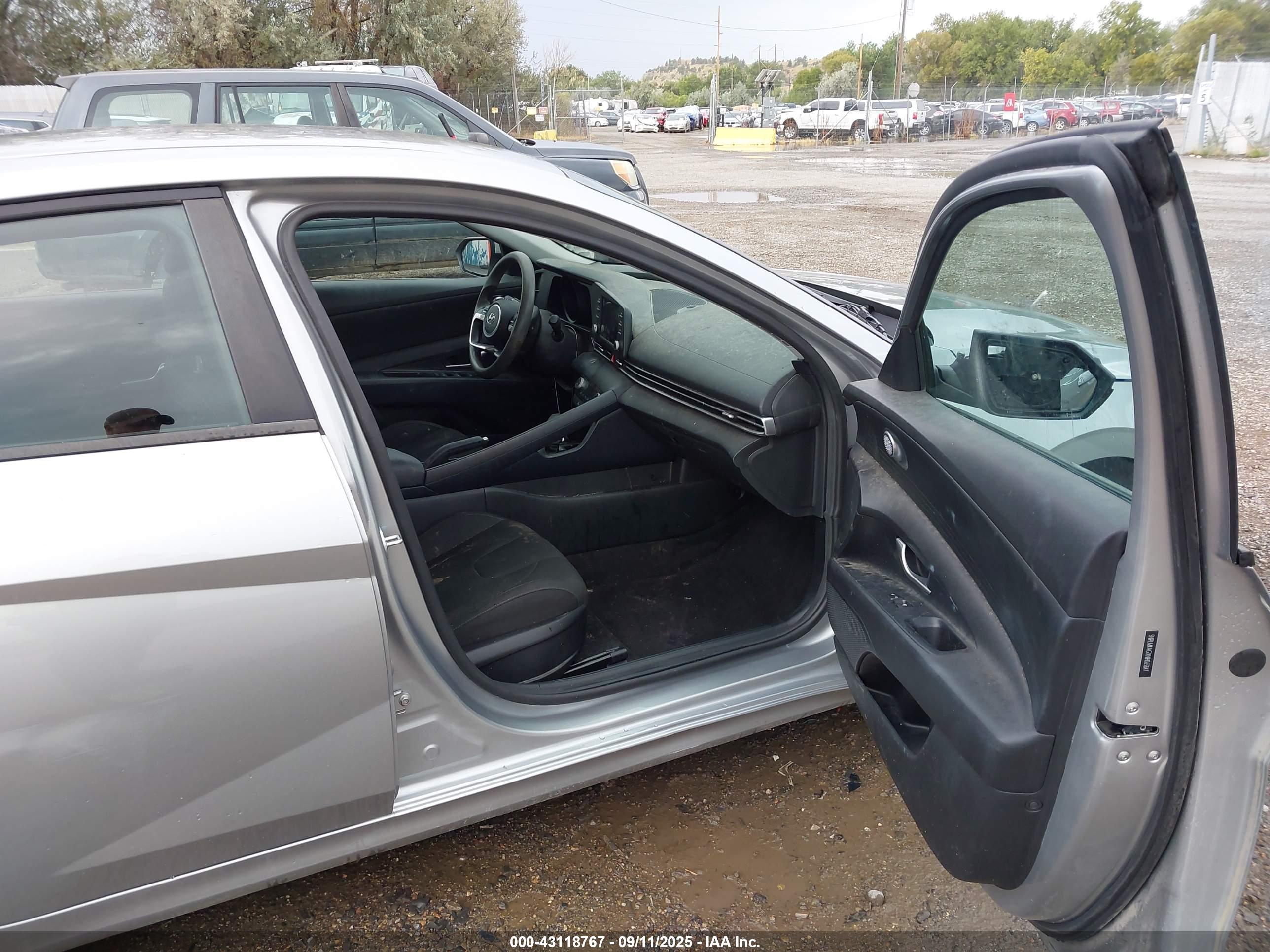 HYUNDAI ELANTRA image 5