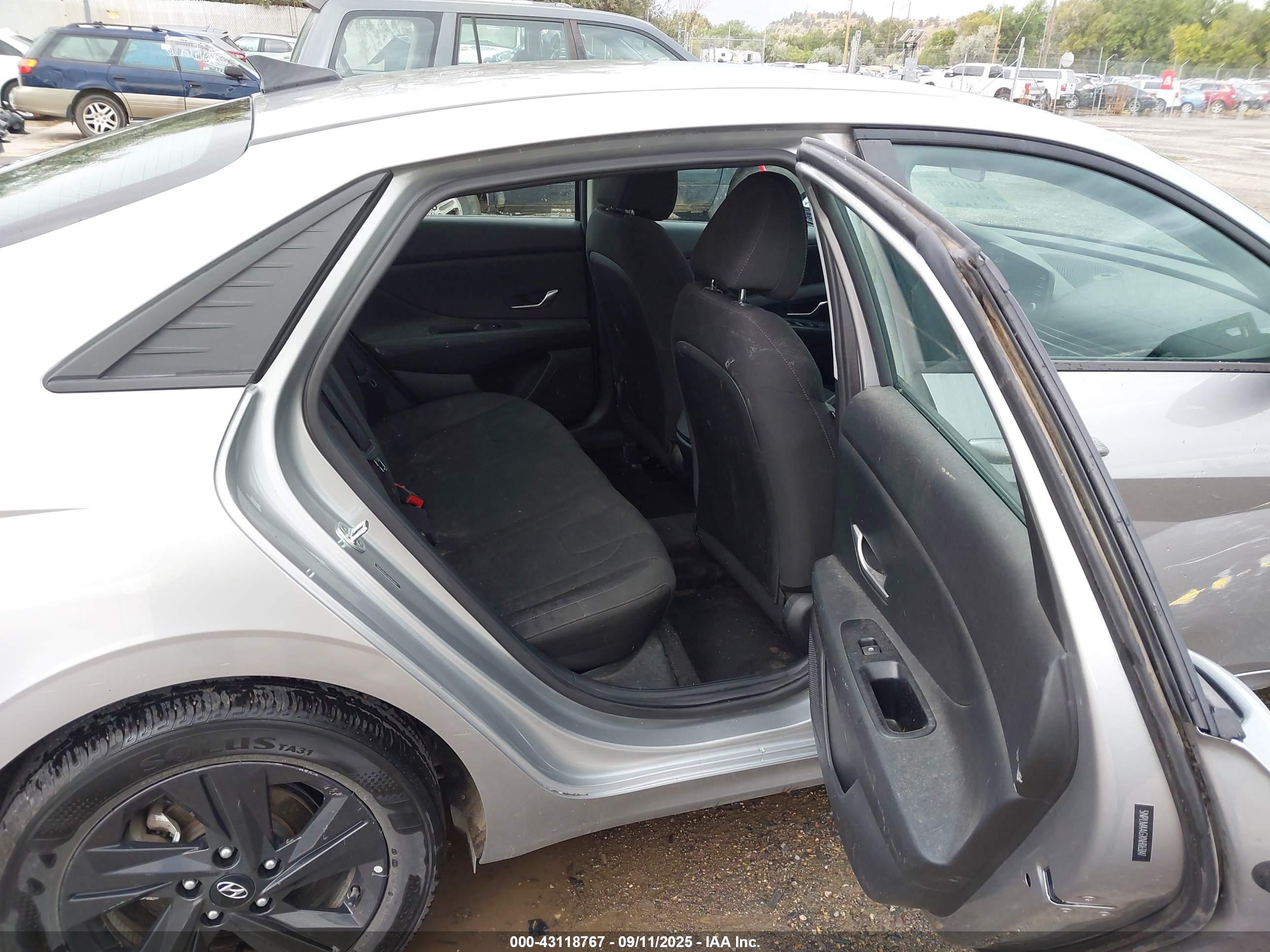 HYUNDAI ELANTRA image 8