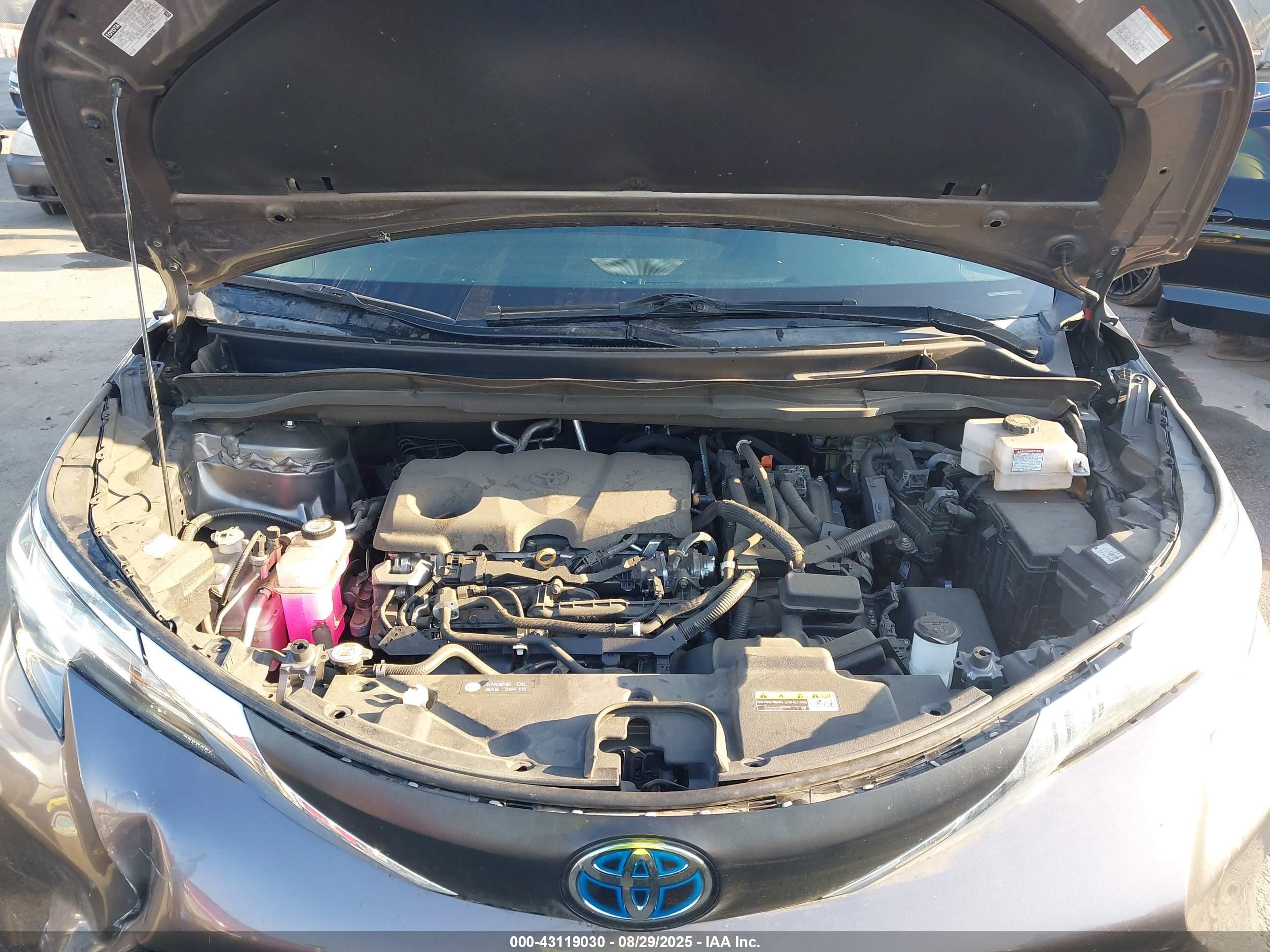 TOYOTA SIENNA image 10