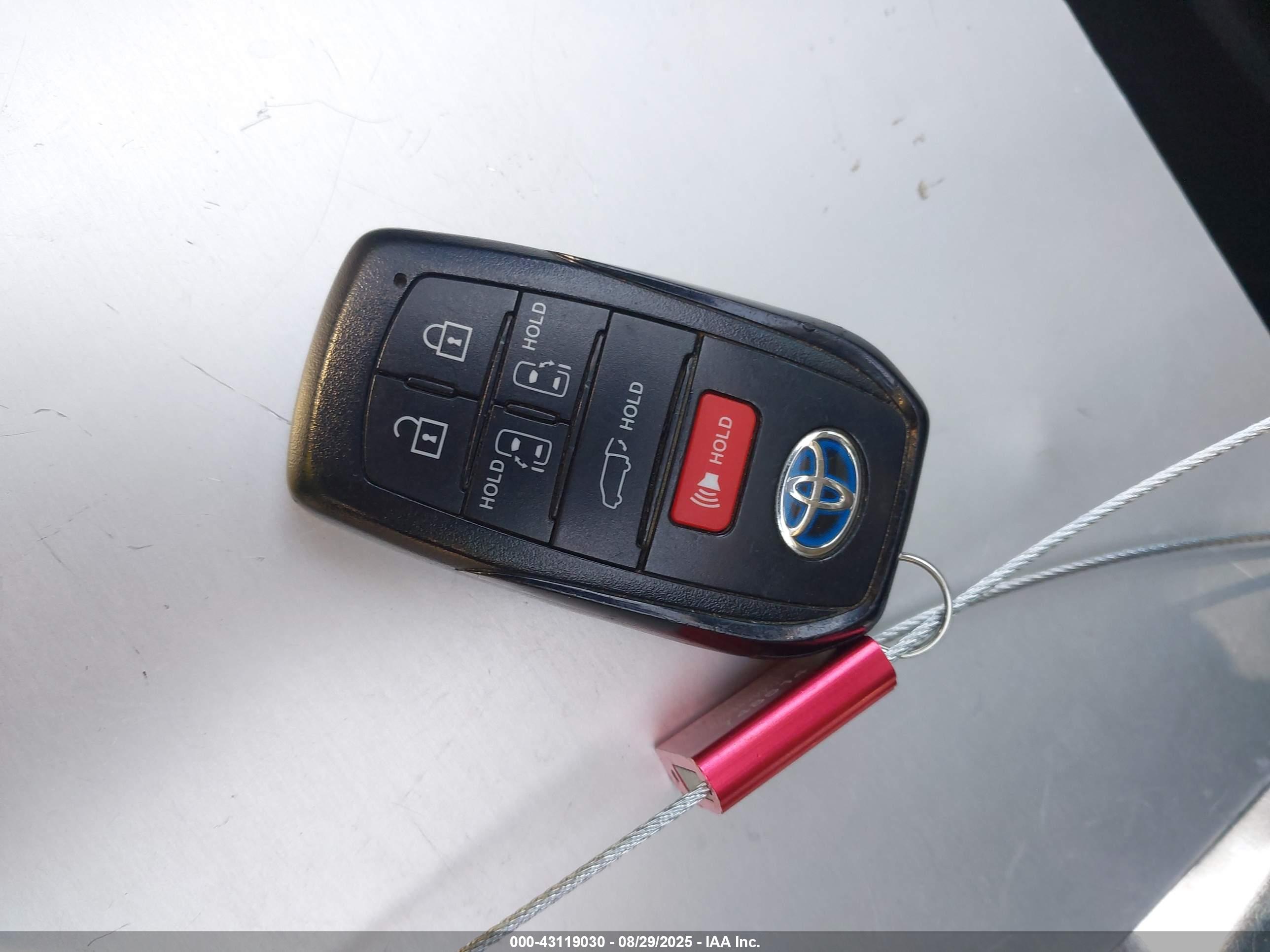 TOYOTA SIENNA image 11
