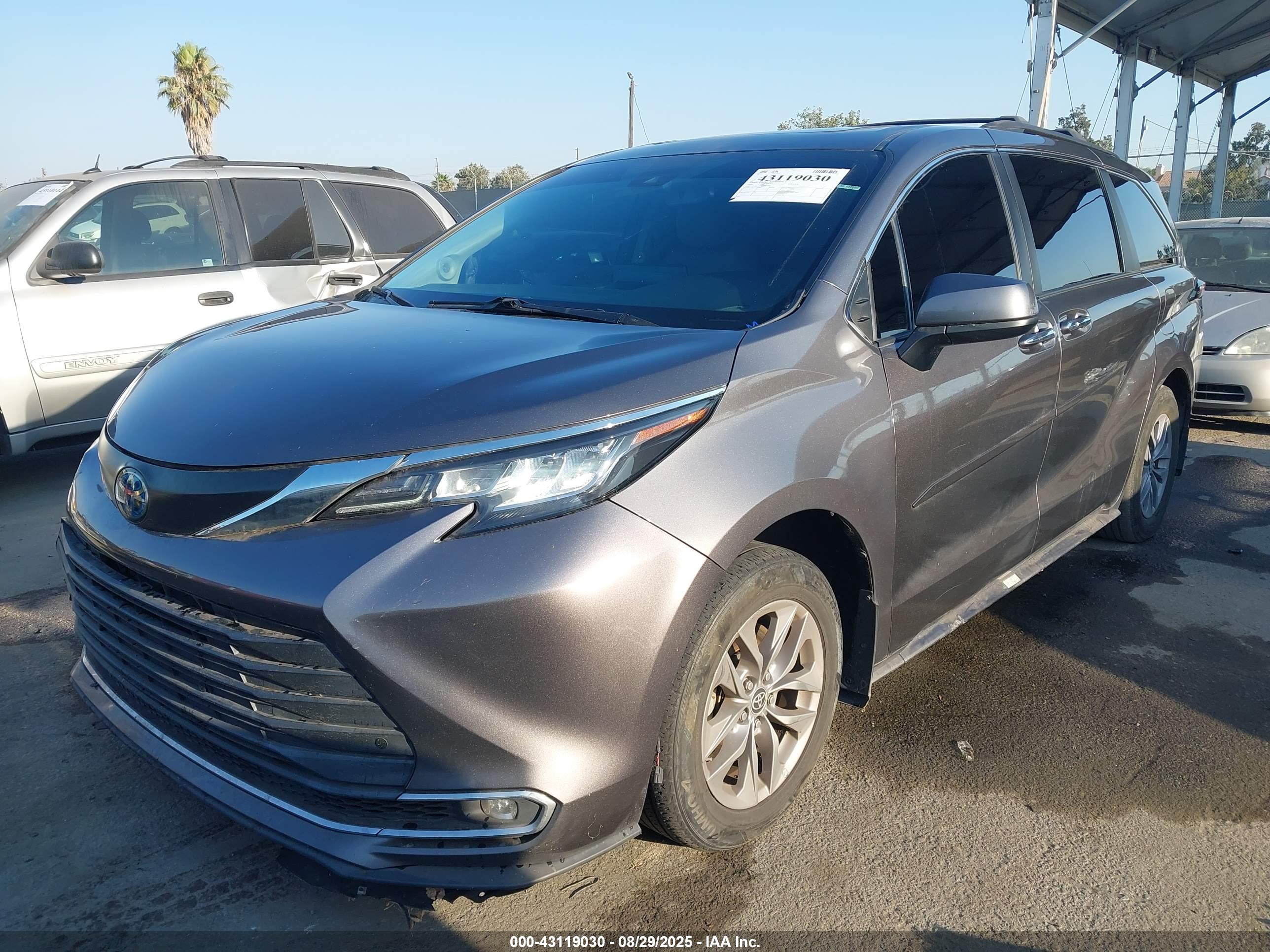 TOYOTA SIENNA image 2