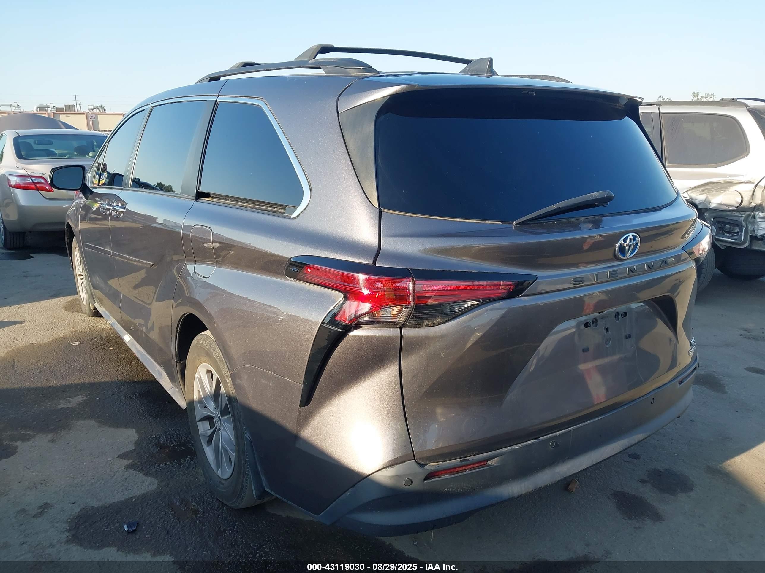 TOYOTA SIENNA image 3