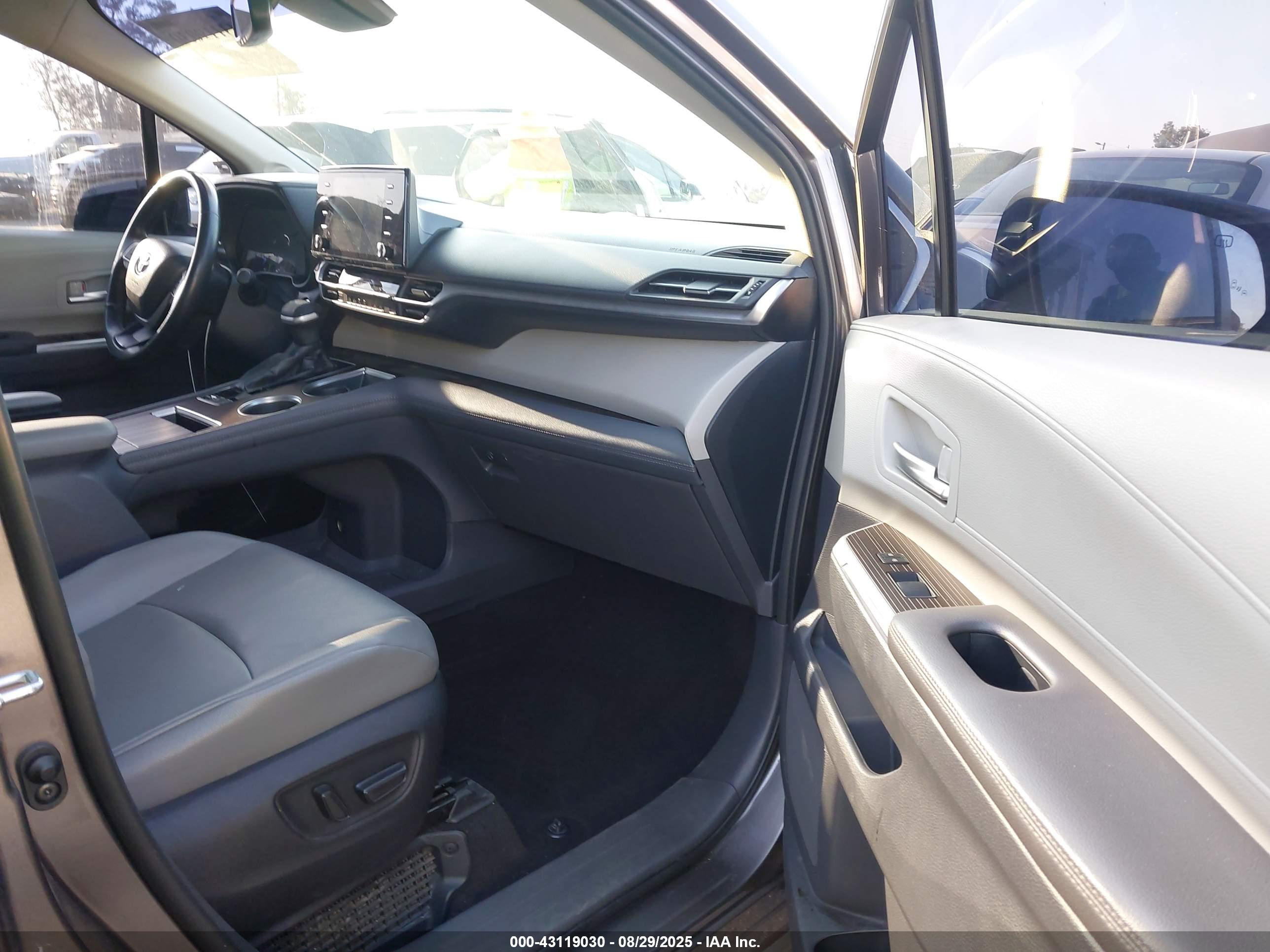 TOYOTA SIENNA image 5
