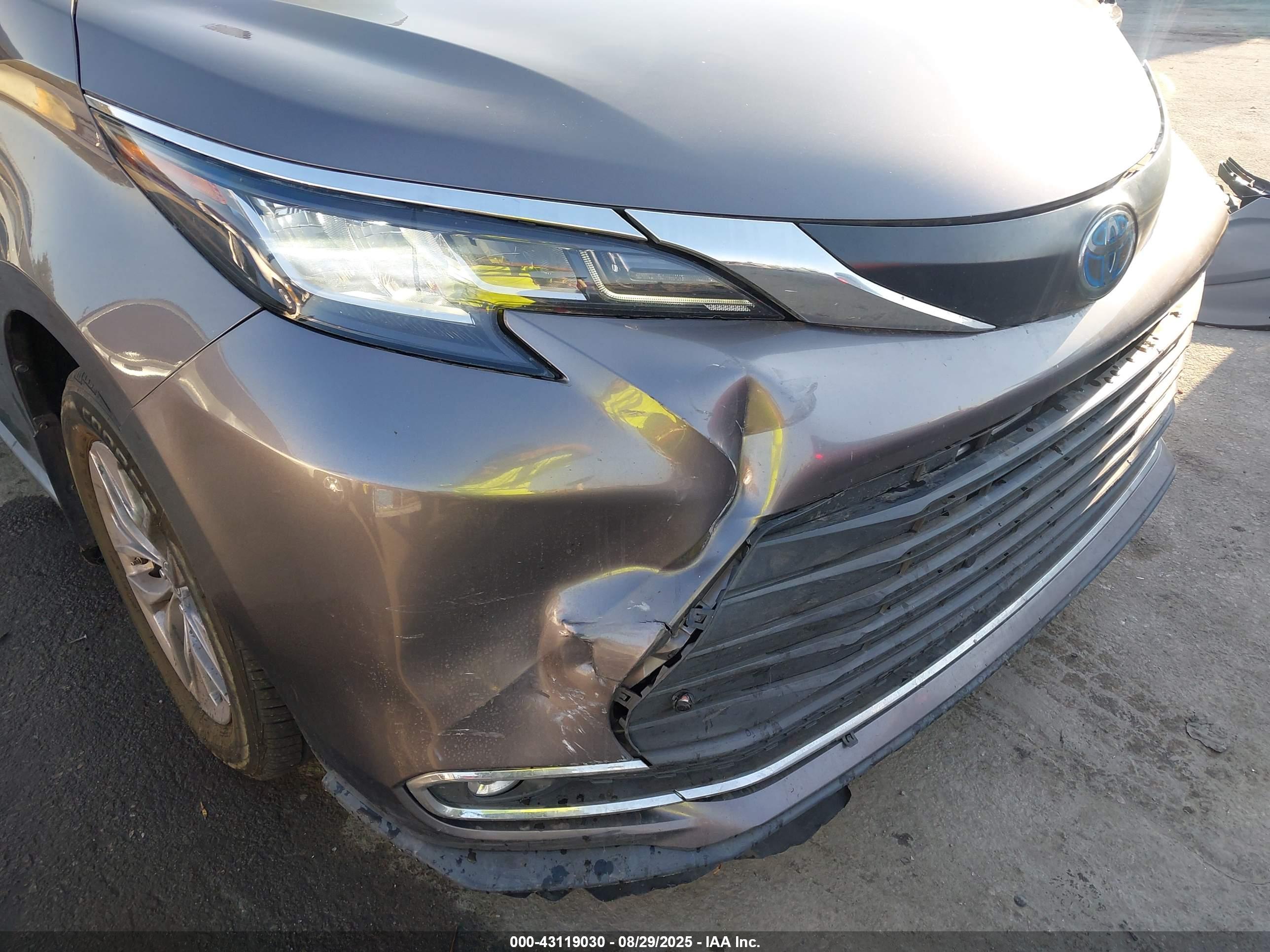 TOYOTA SIENNA image 6