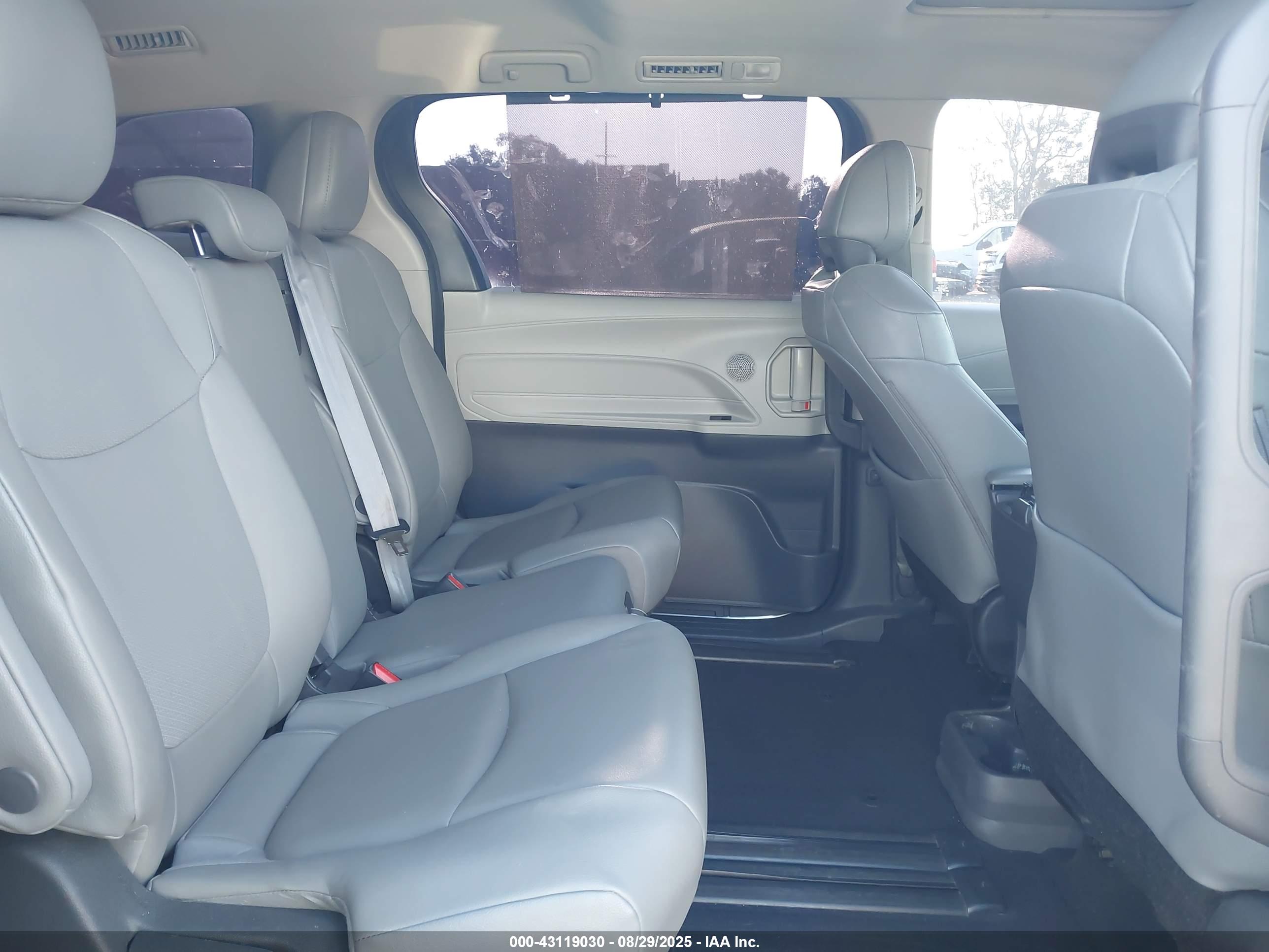 TOYOTA SIENNA image 8