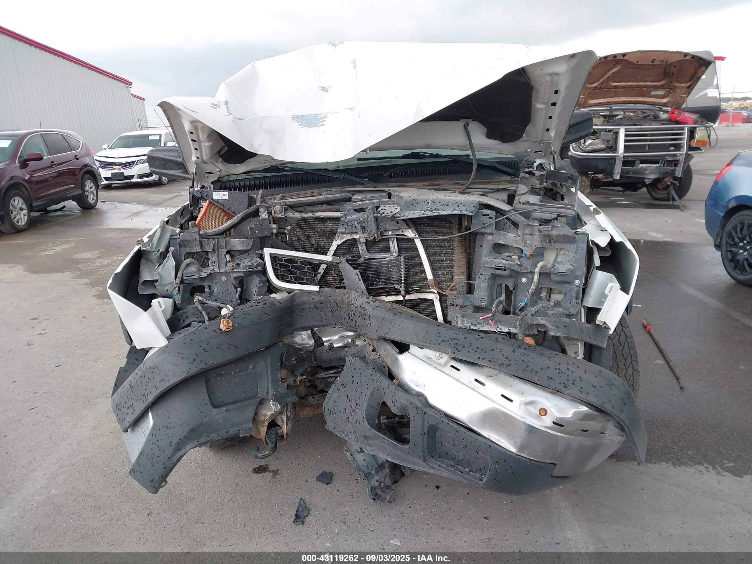 CHEVROLET SILVERADO image 6