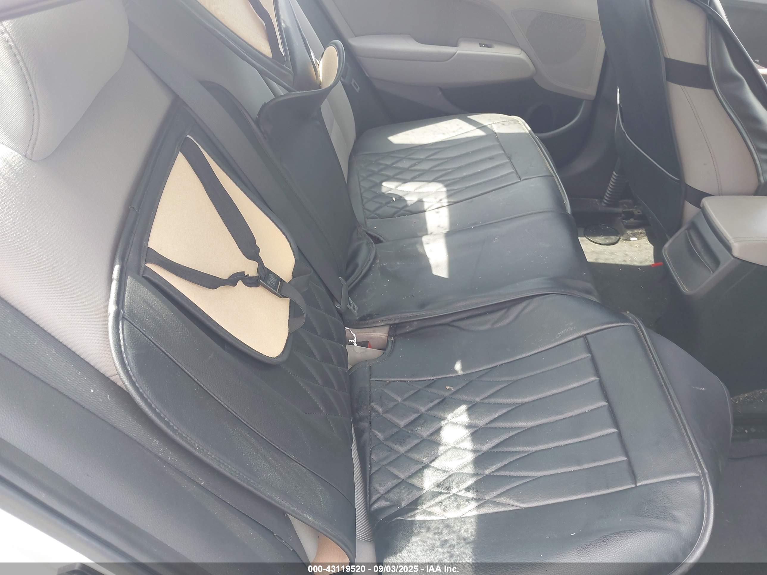 HYUNDAI ELANTRA image 8
