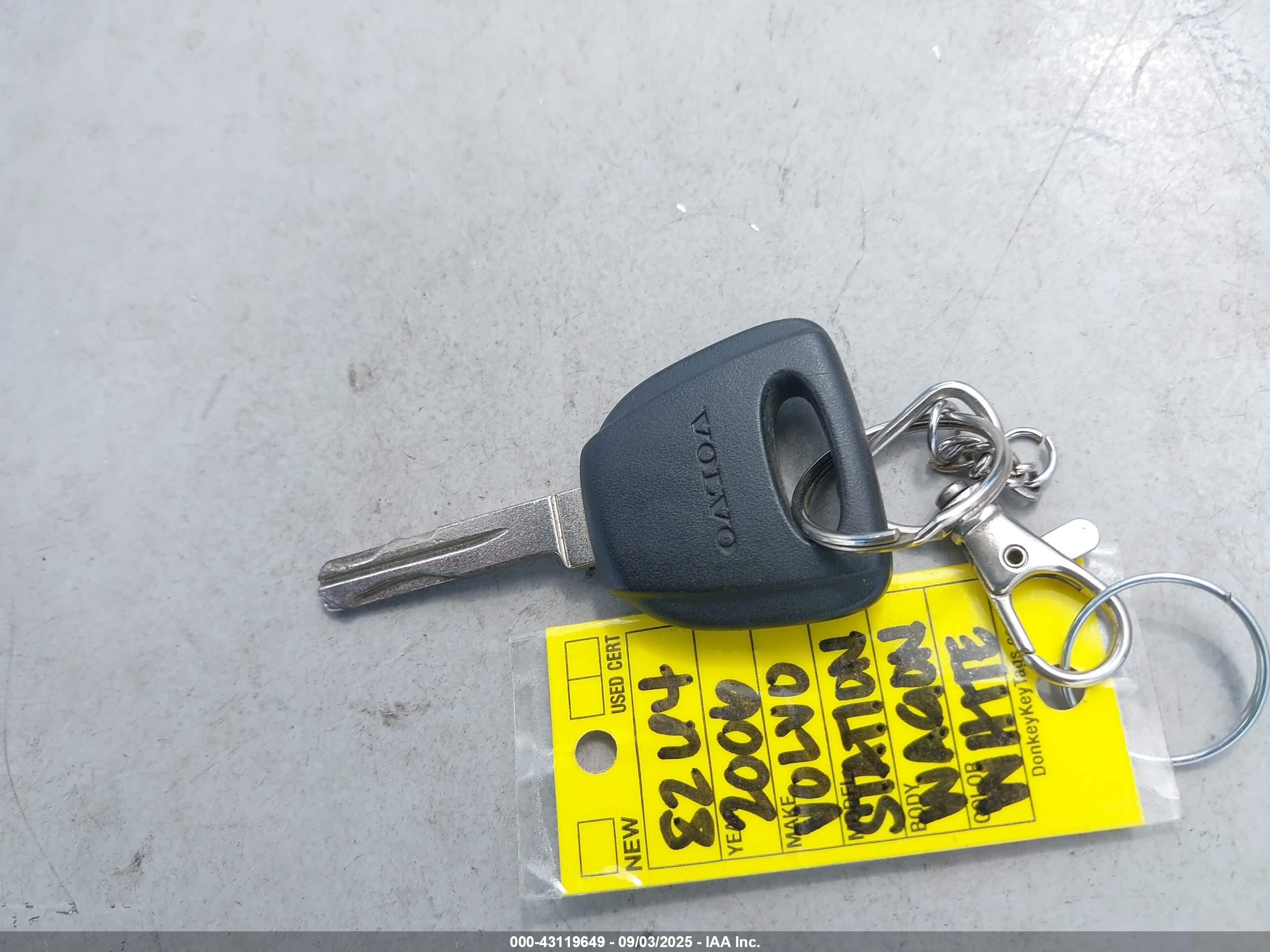 VOLVO V70 image 11