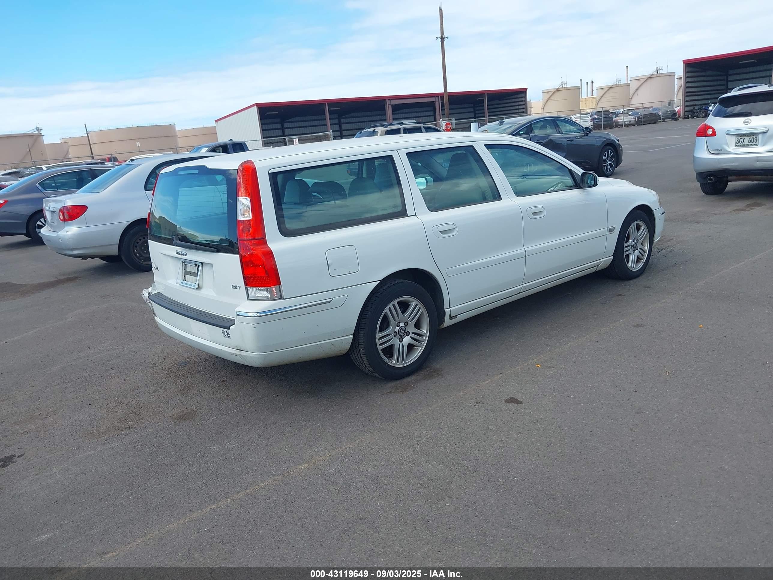 VOLVO V70 image 4