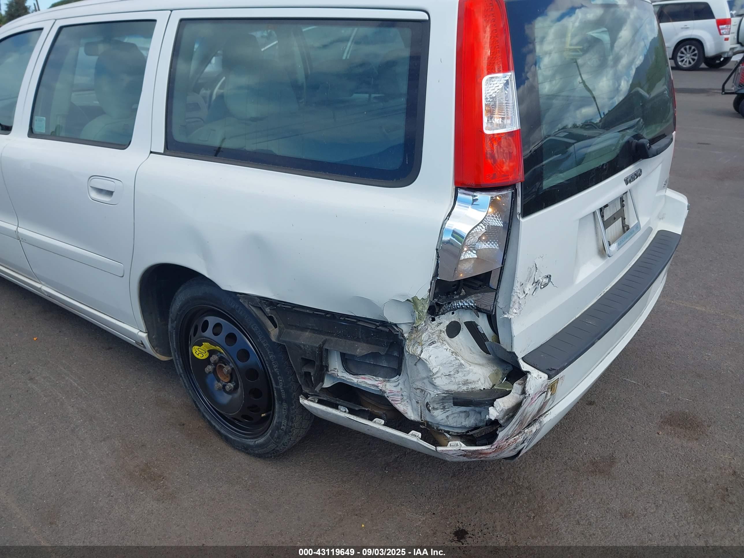 VOLVO V70 image 6