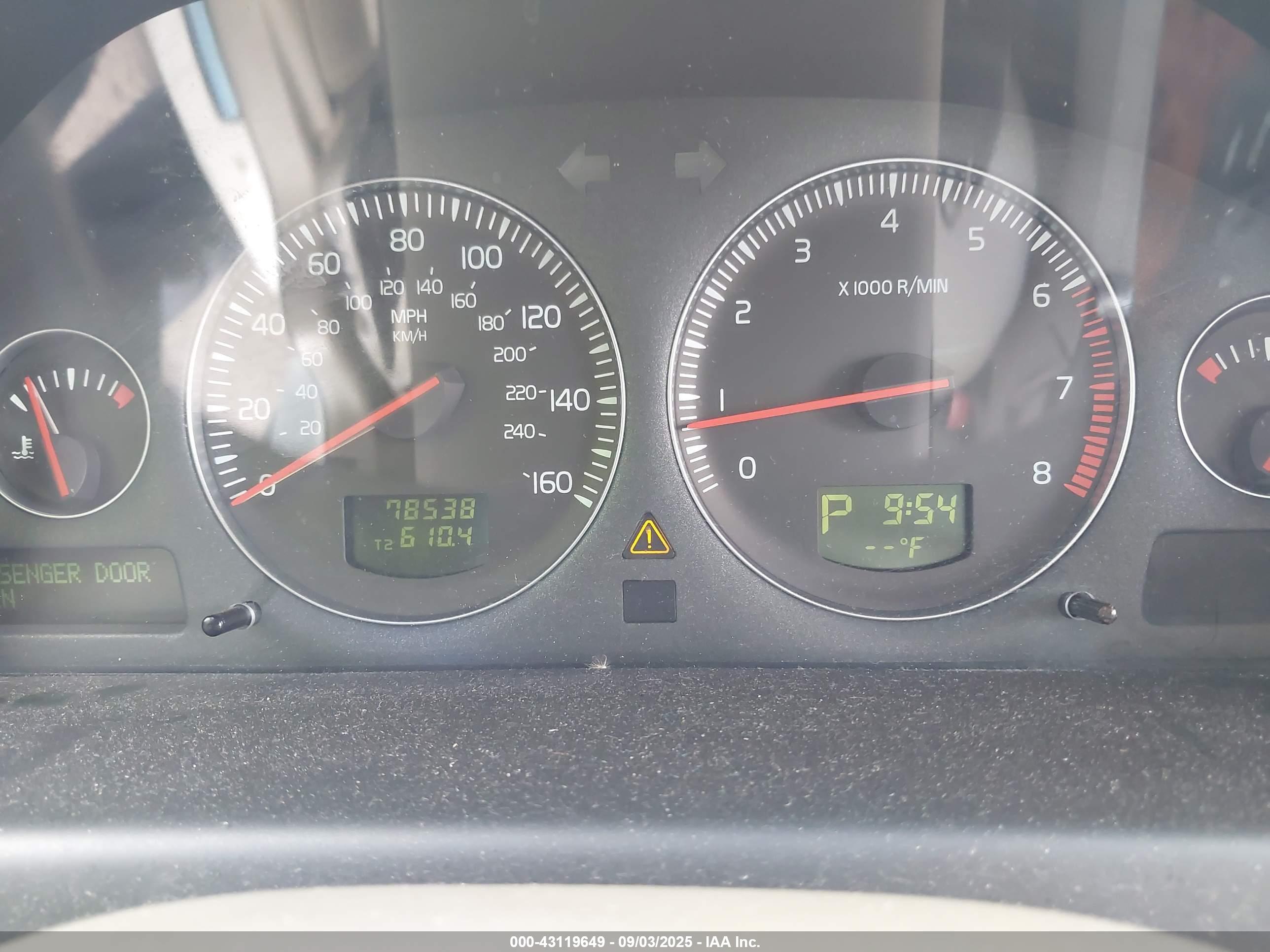 VOLVO V70 image 7