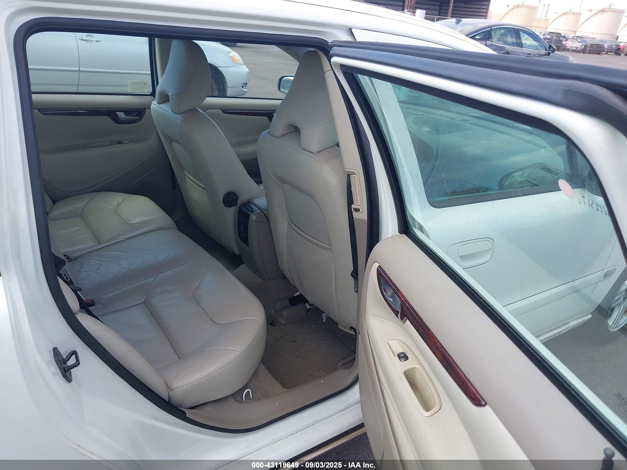 VOLVO V70 image 8