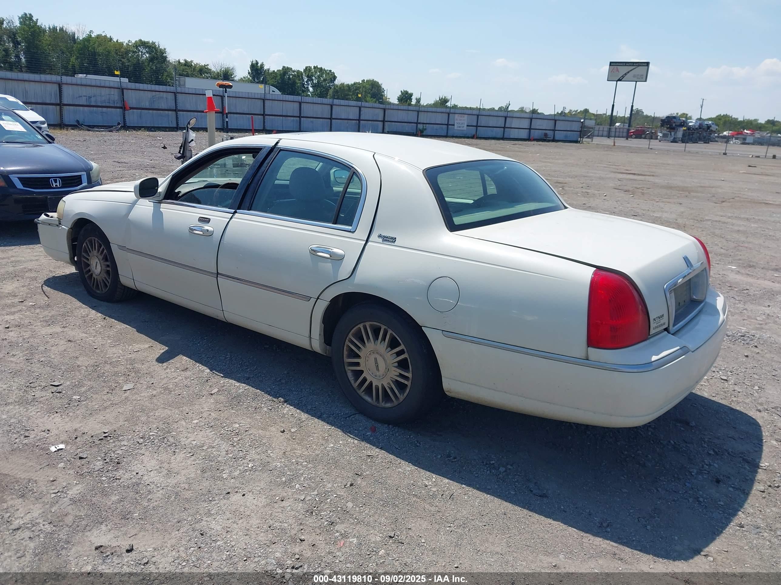 LINCOLN TOWN image 3
