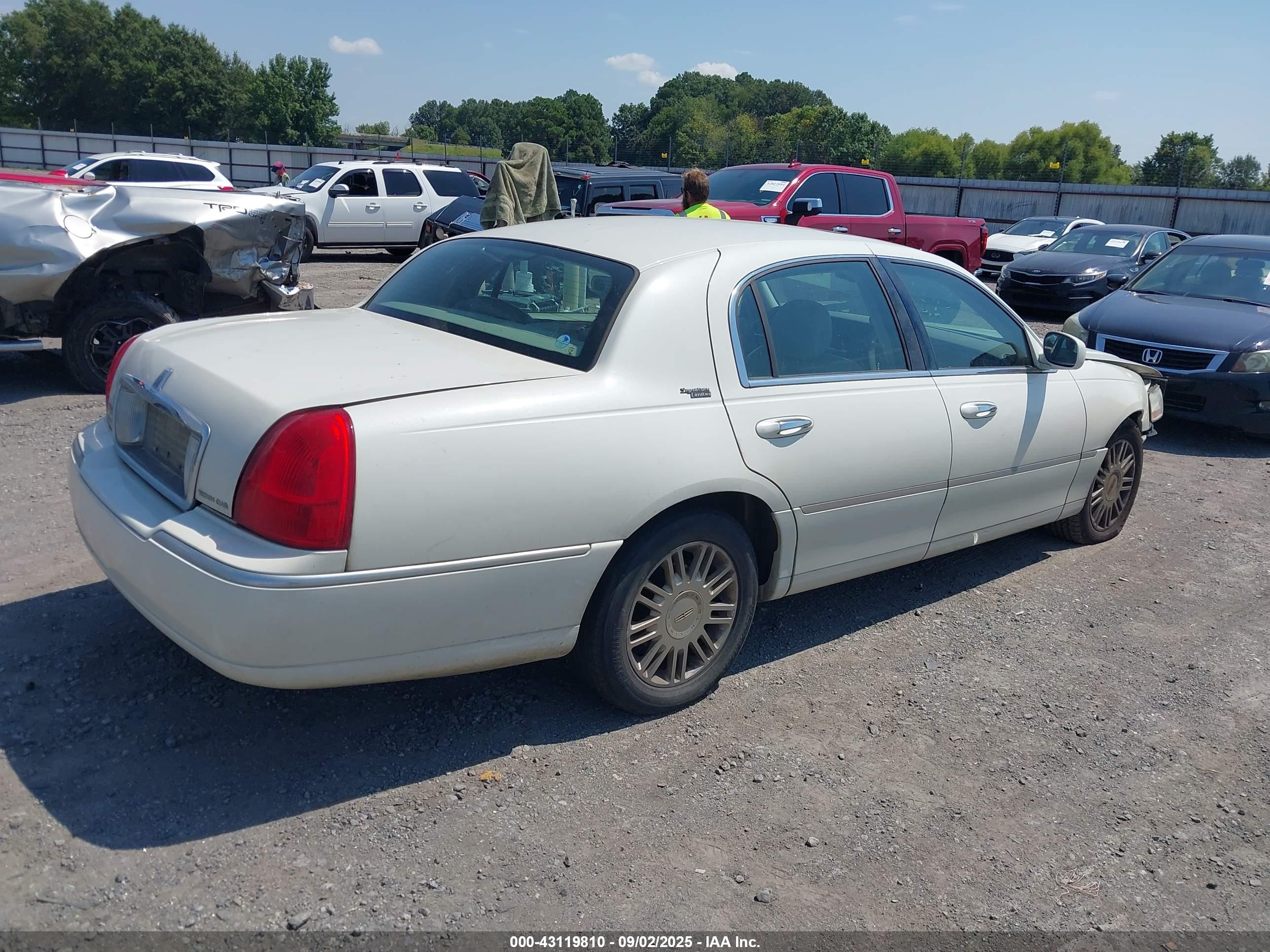 LINCOLN TOWN image 4