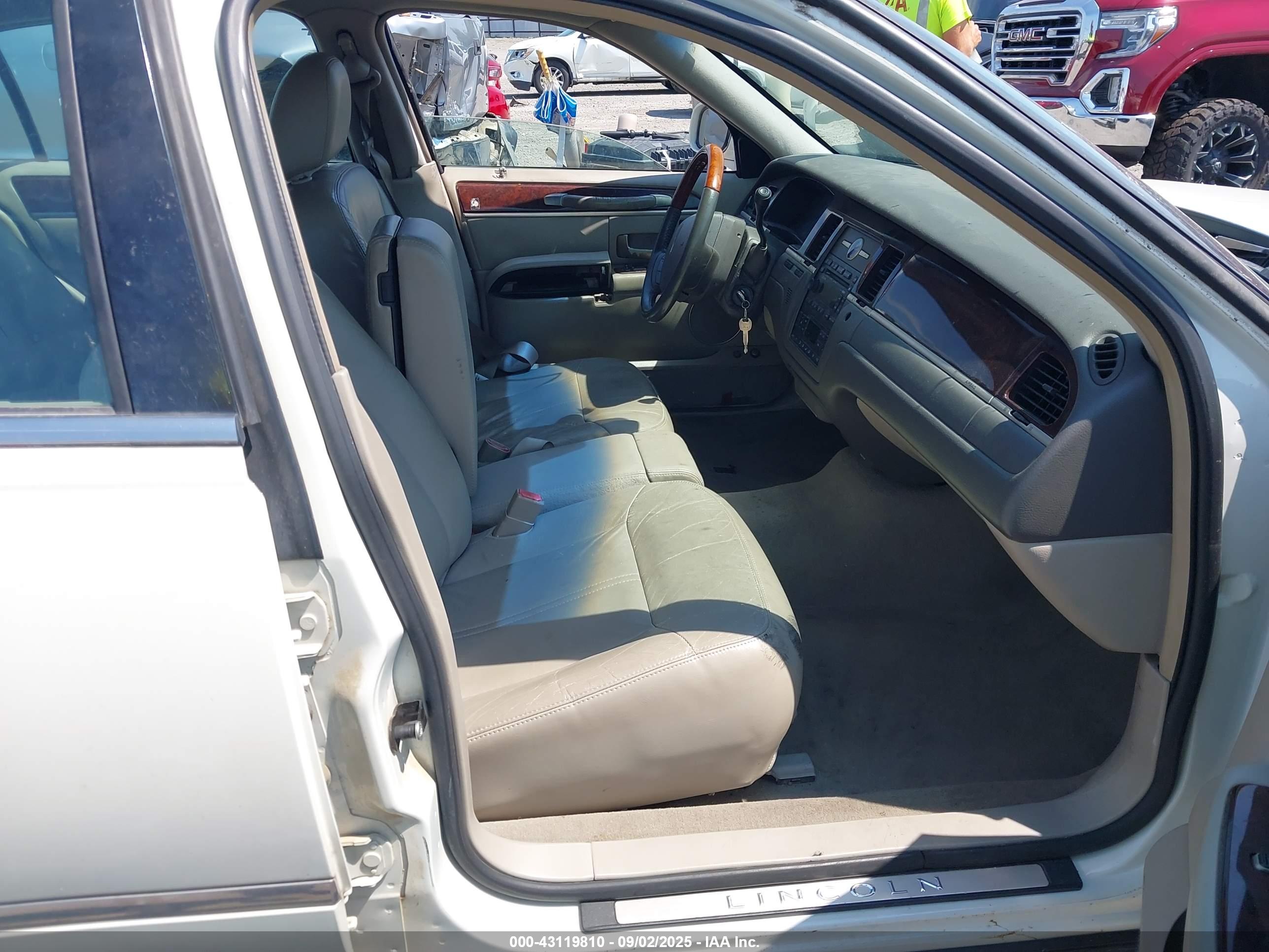 LINCOLN TOWN image 5