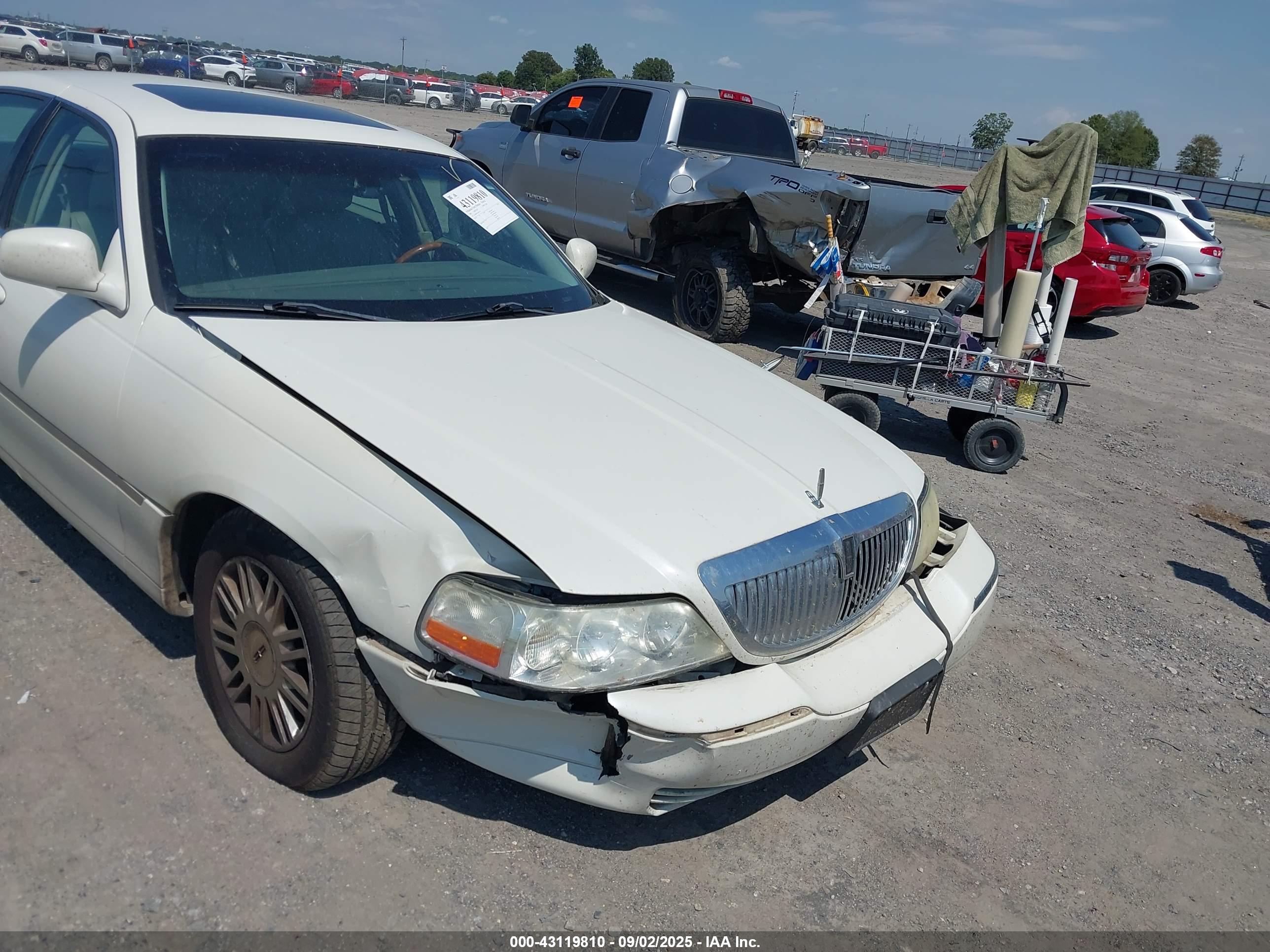 LINCOLN TOWN image 6