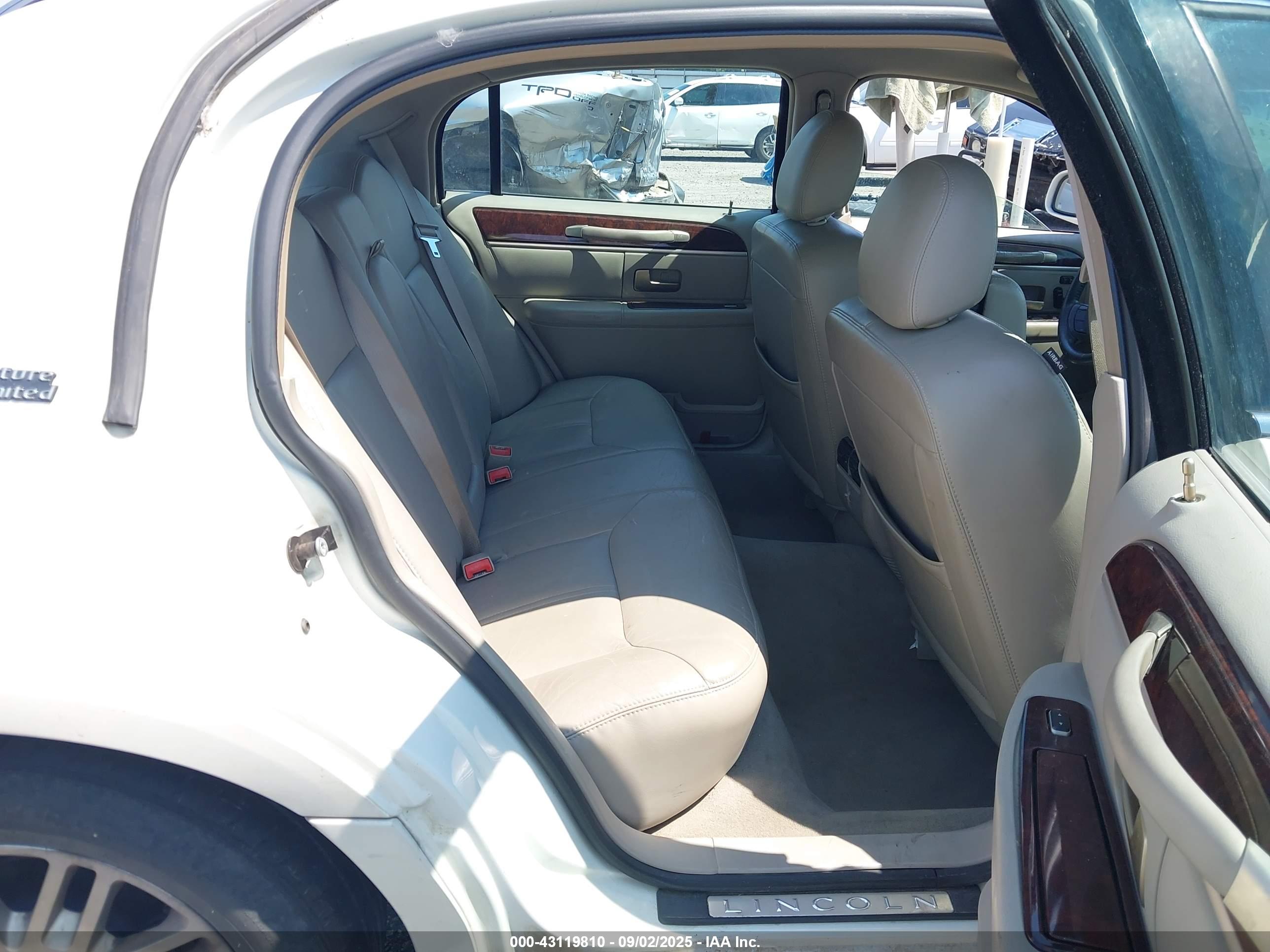 LINCOLN TOWN image 8