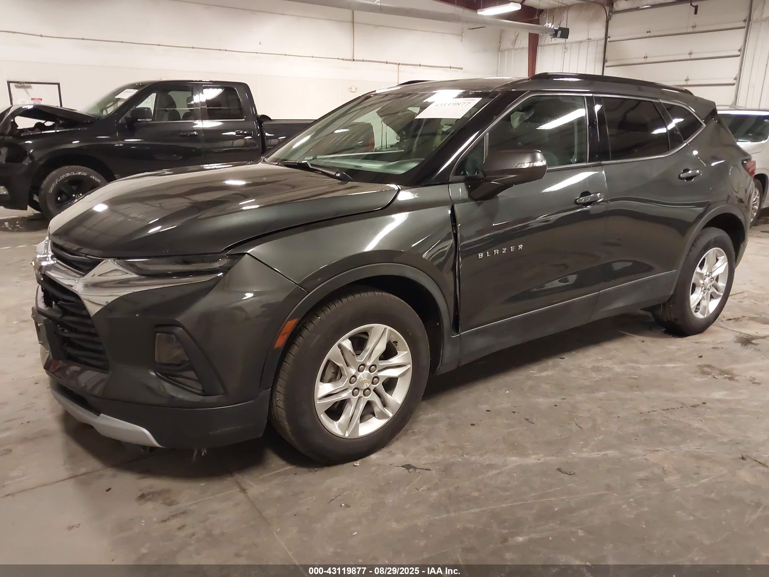 CHEVROLET BLAZER image 2