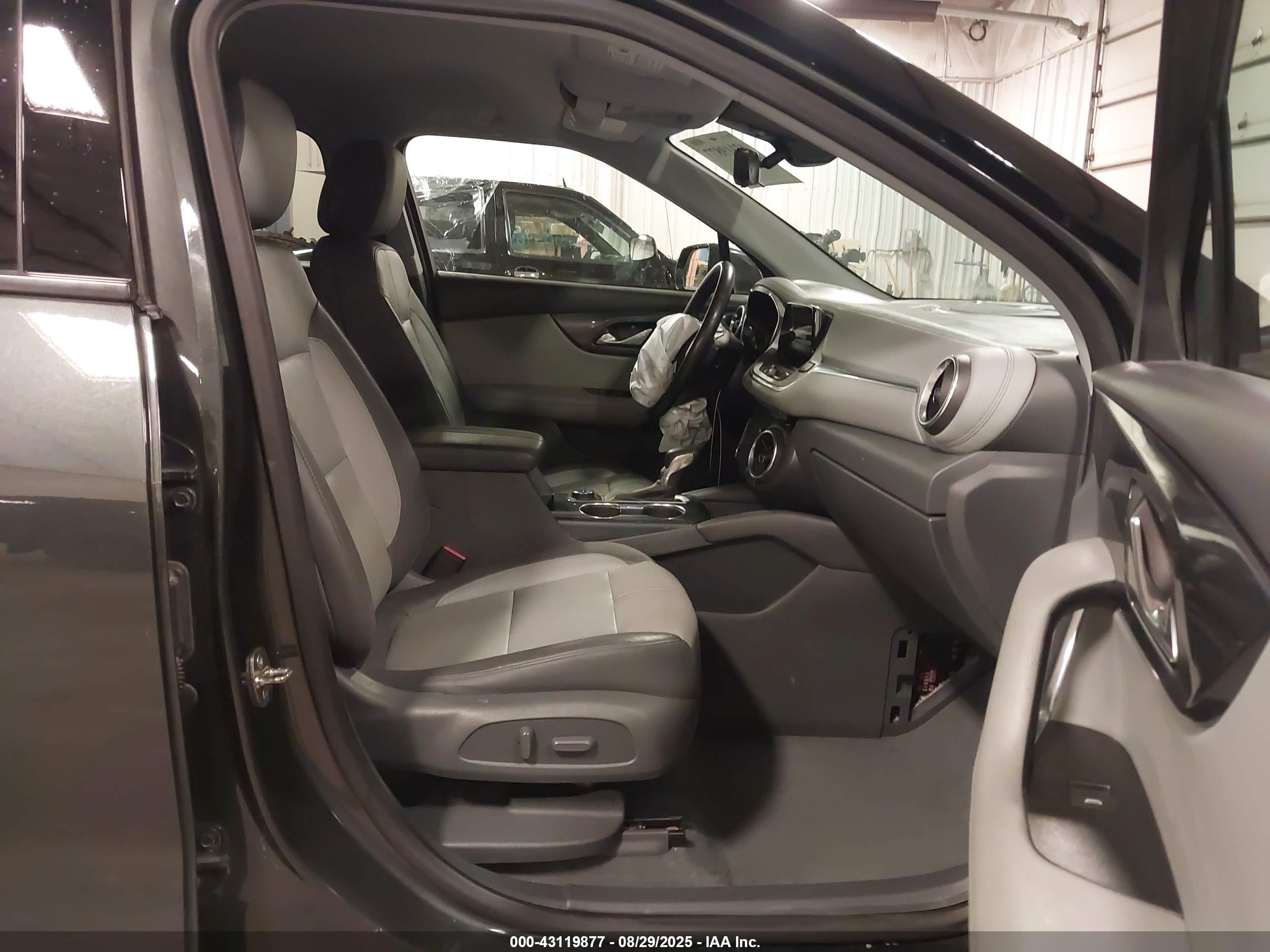 CHEVROLET BLAZER image 5