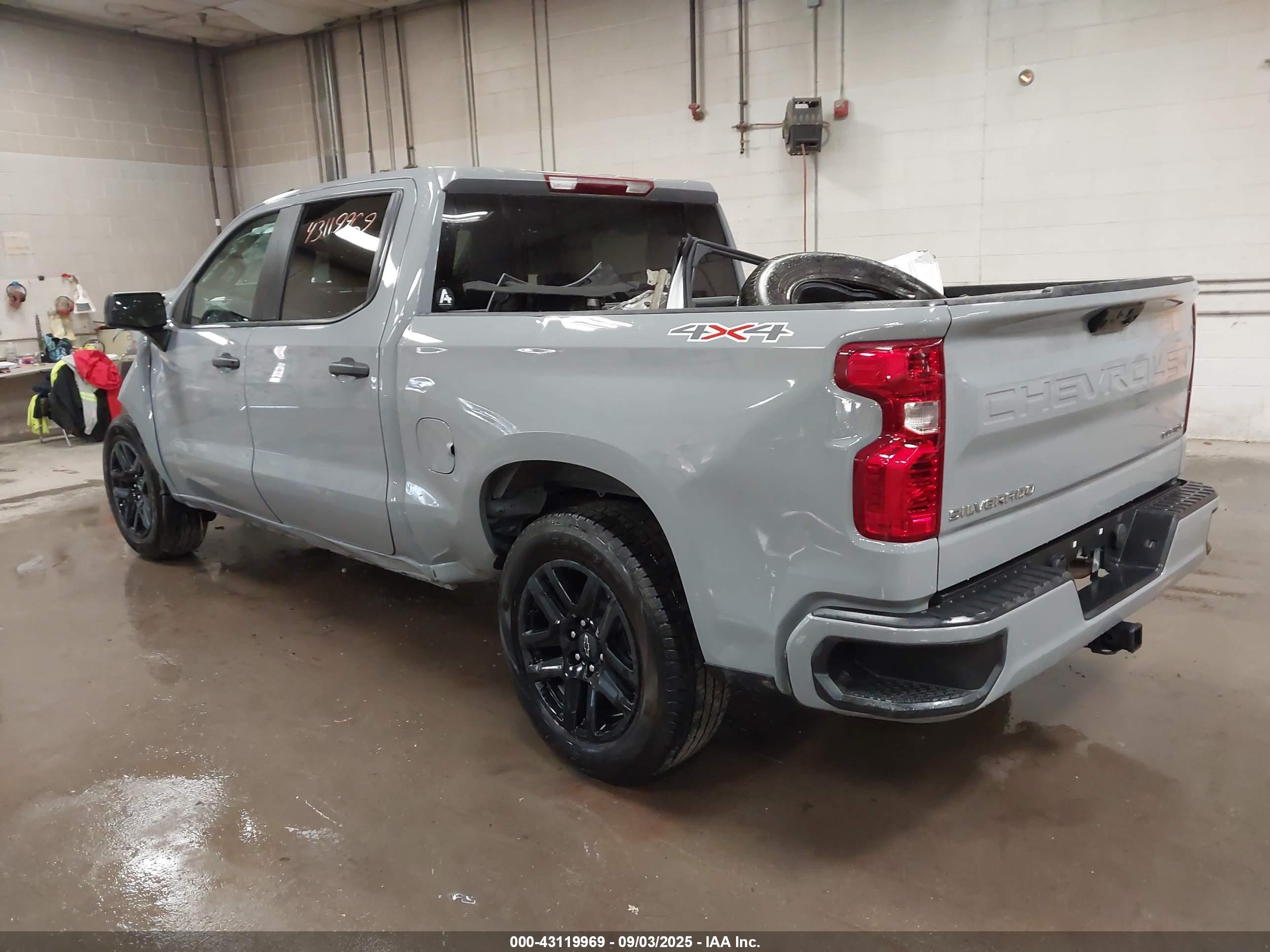 CHEVROLET SILVERADO image 3