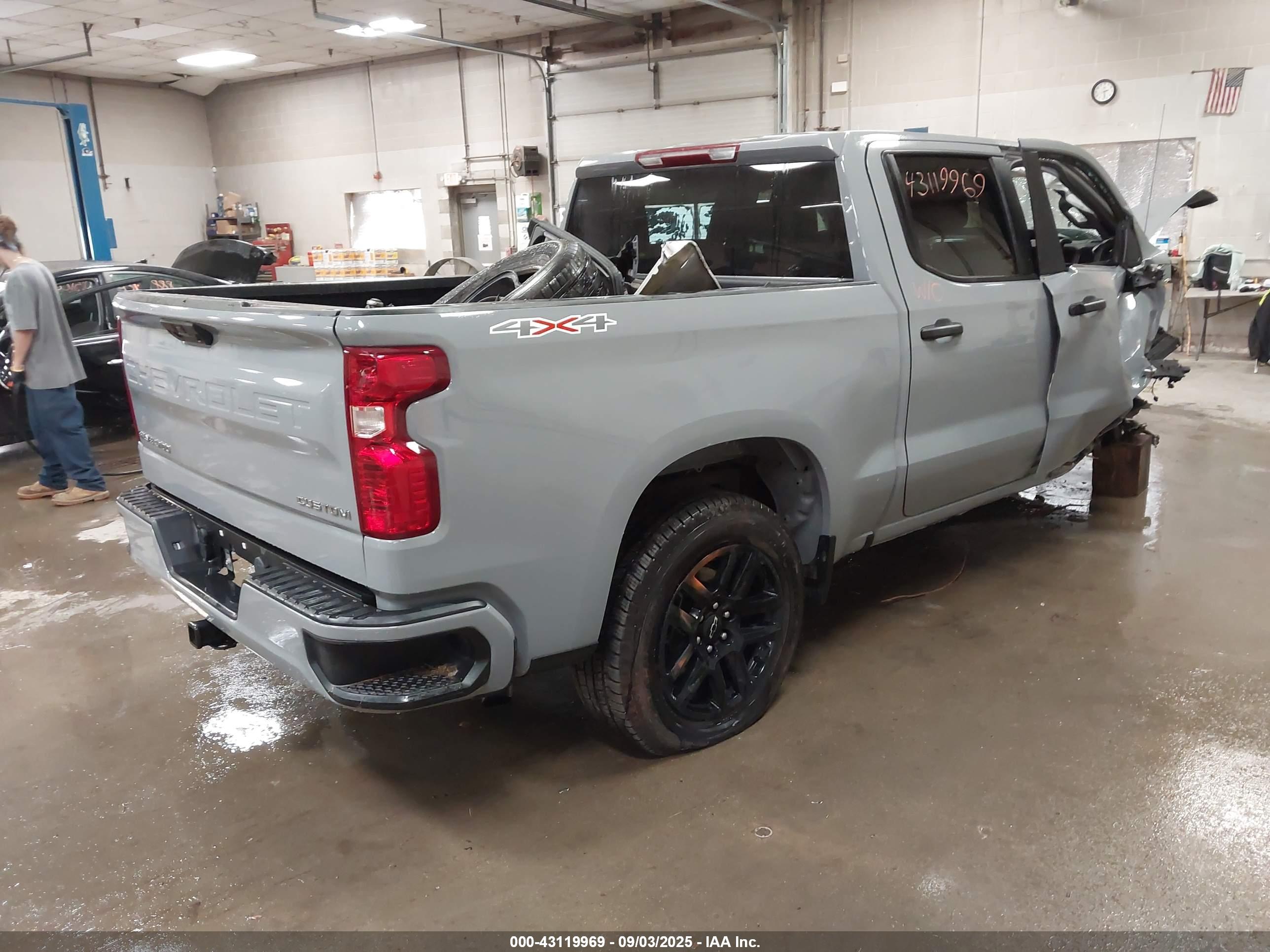CHEVROLET SILVERADO image 4