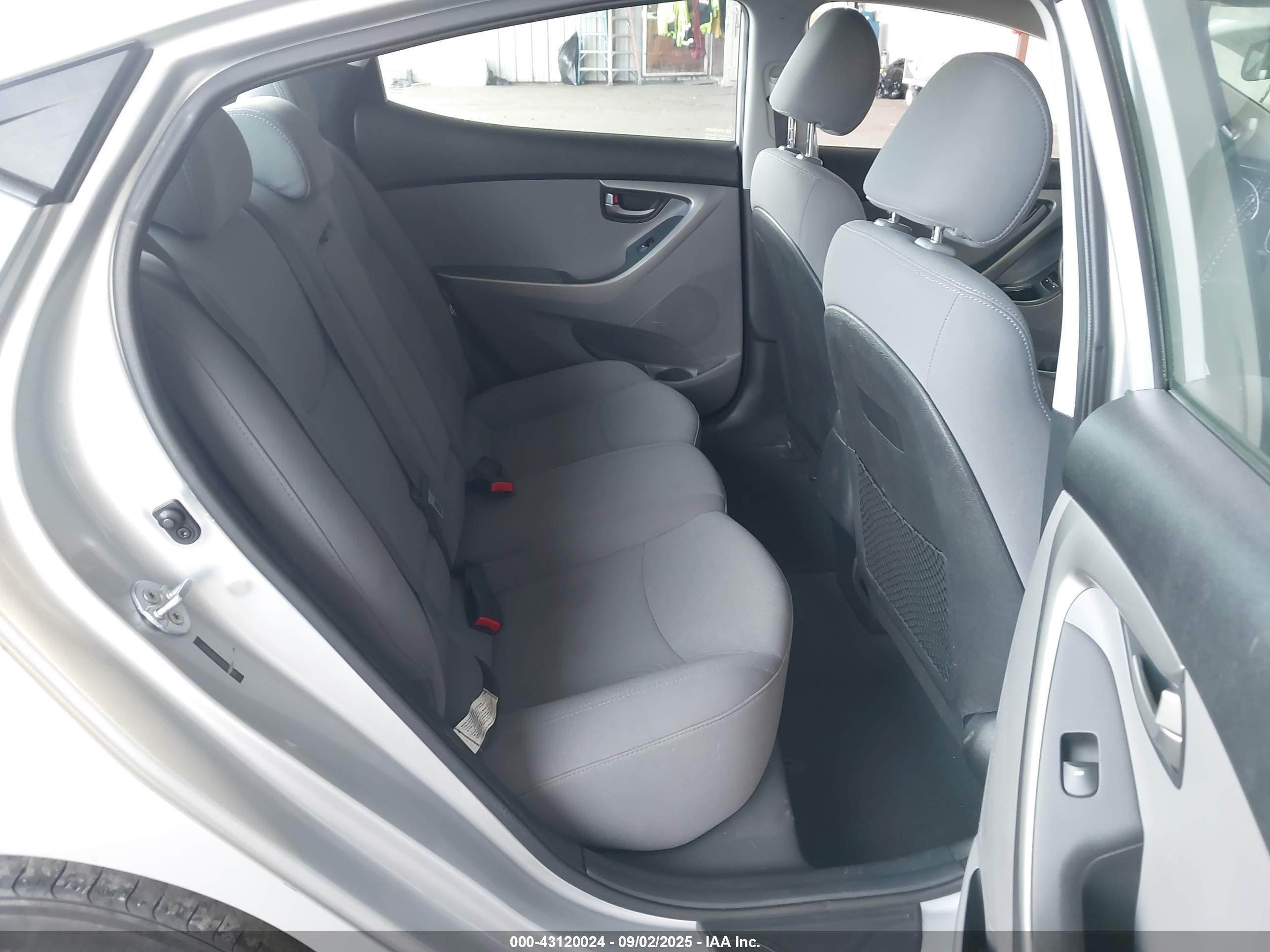 HYUNDAI ELANTRA image 8