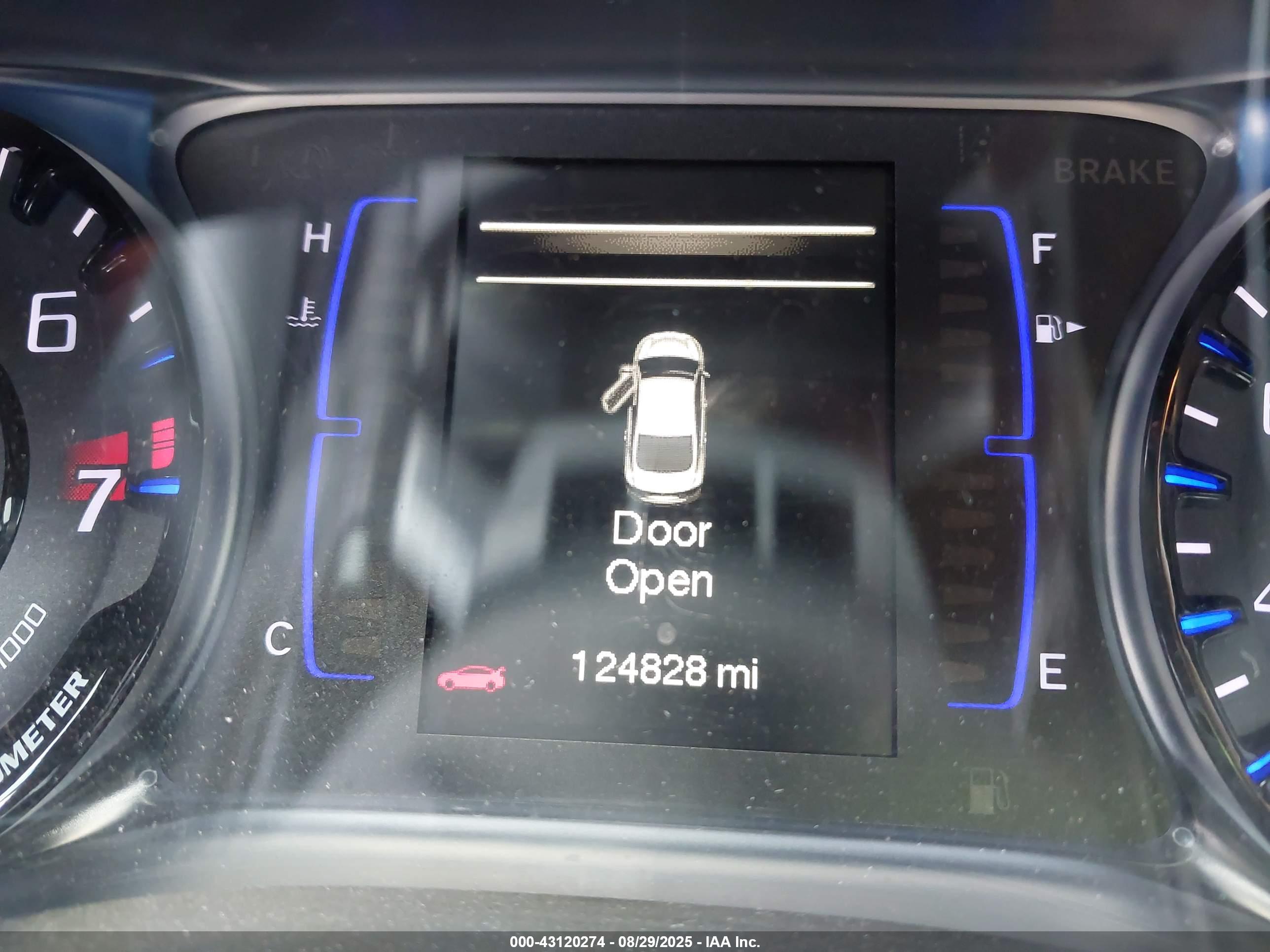 CHRYSLER 200 image 7